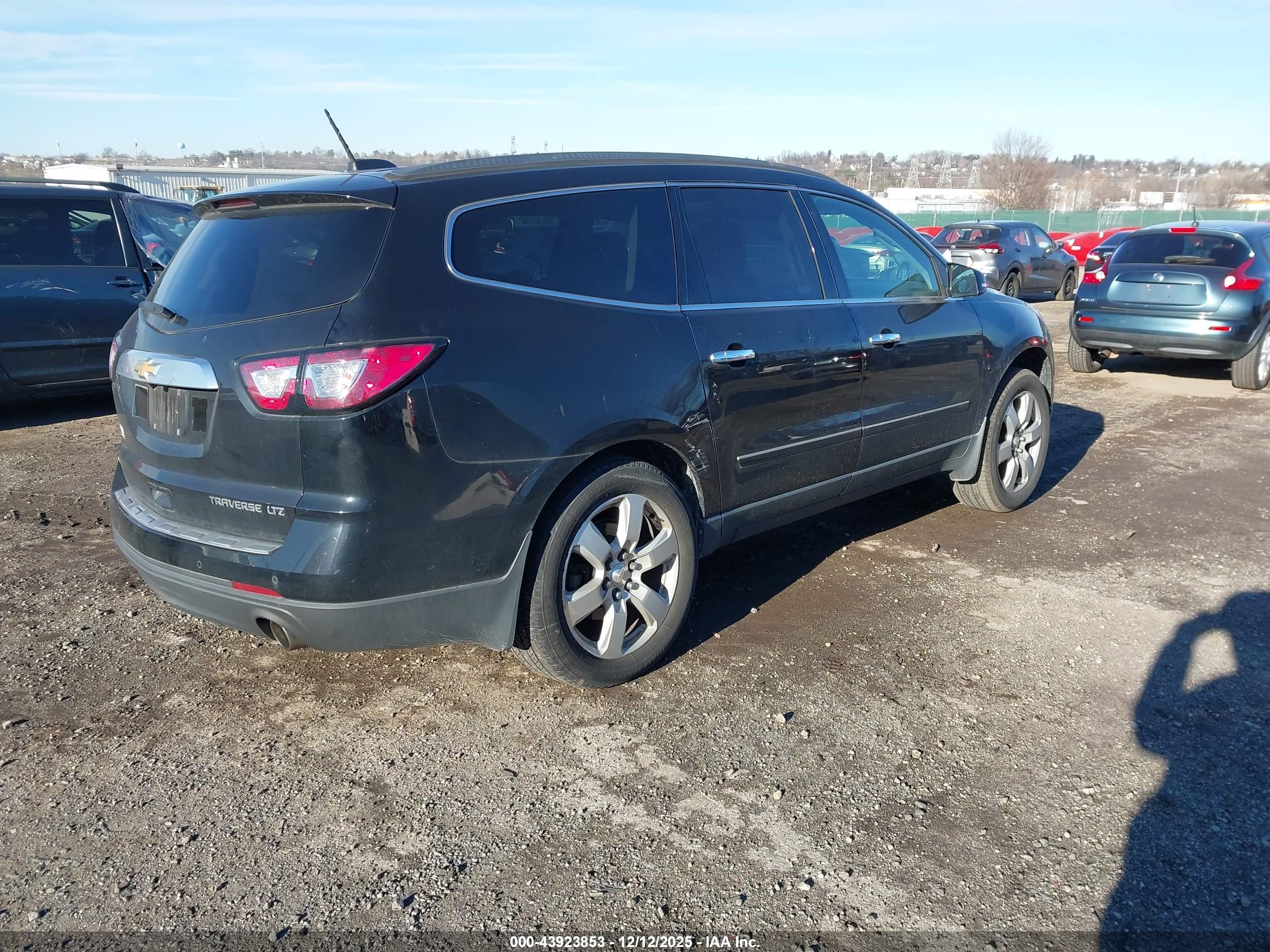 CHEVROLET TRAVERSE image 4