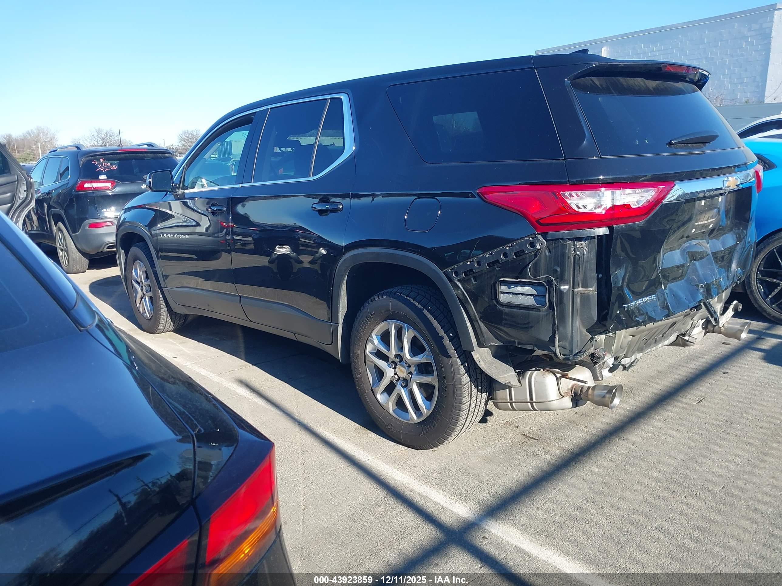 CHEVROLET TRAVERSE image 3
