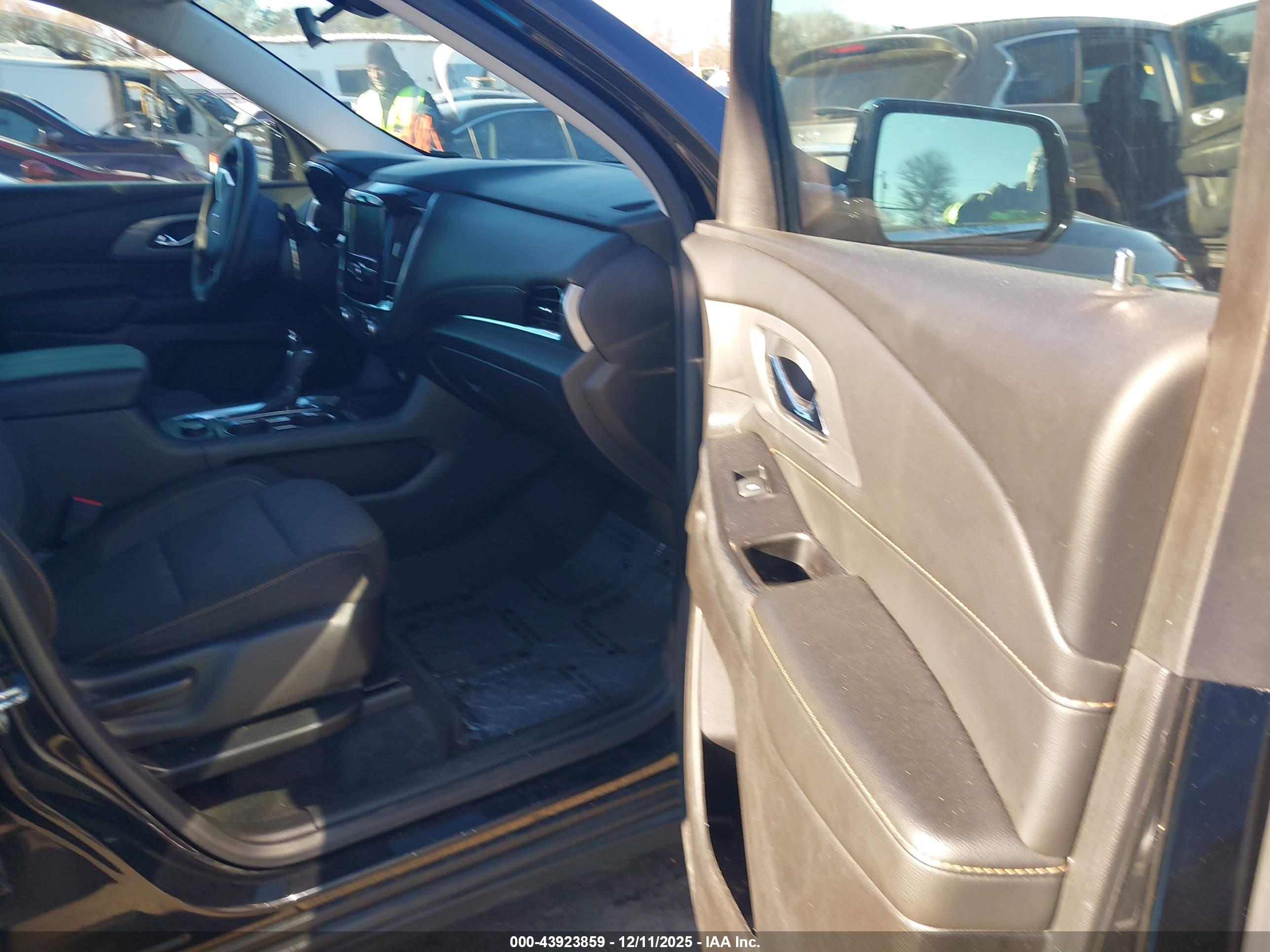 CHEVROLET TRAVERSE image 5