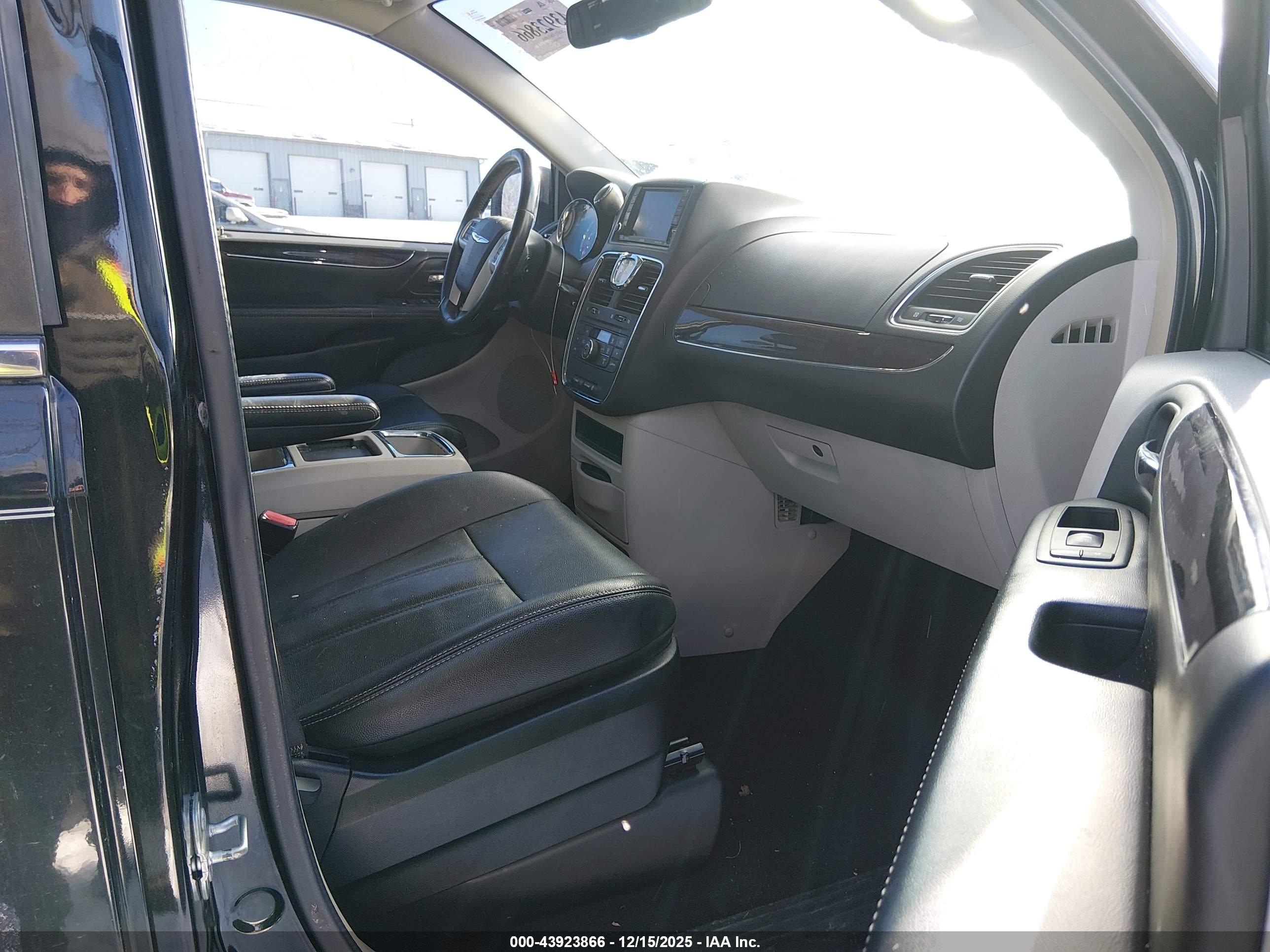 CHRYSLER TOWN image 5