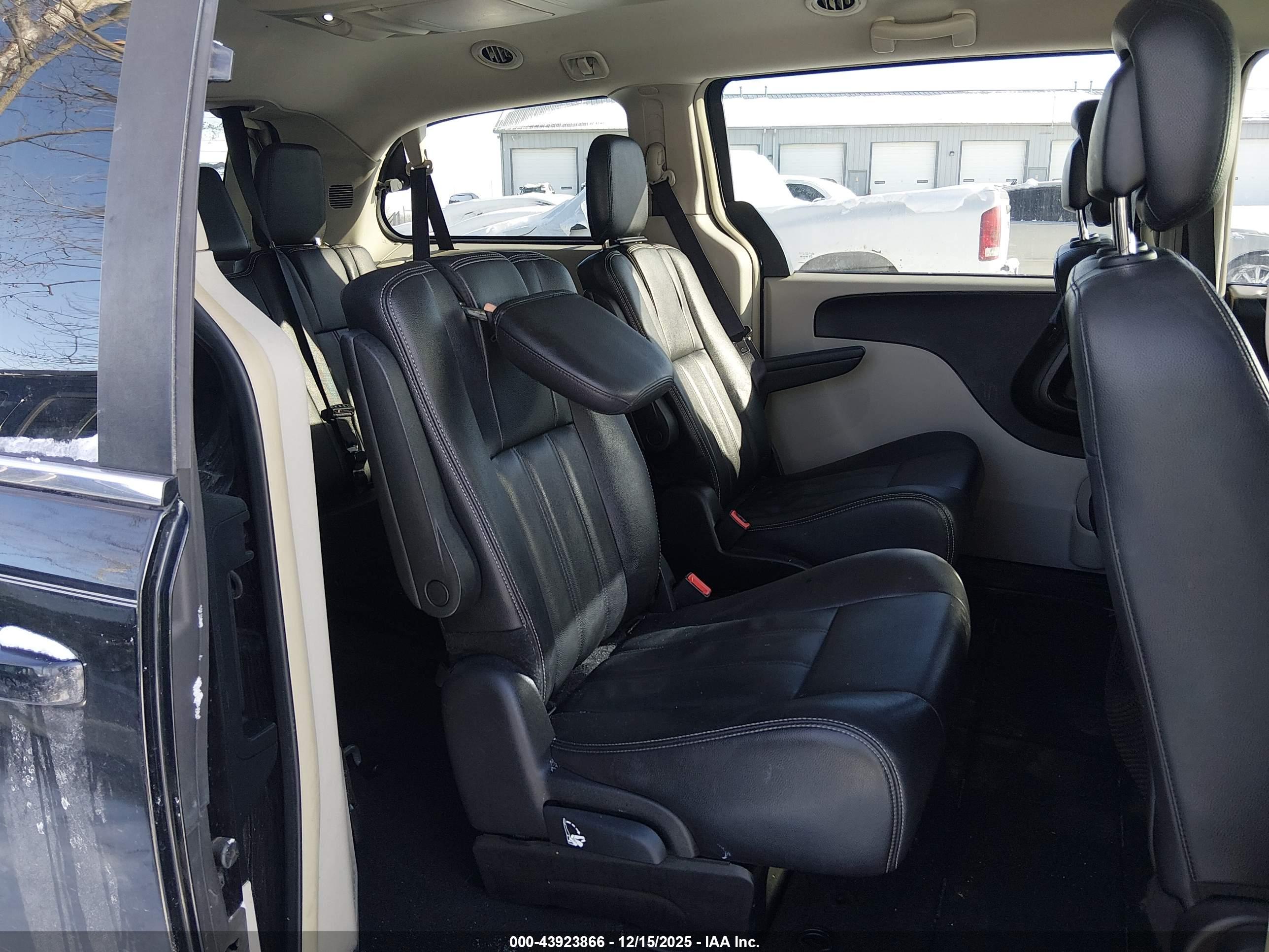 CHRYSLER TOWN image 8