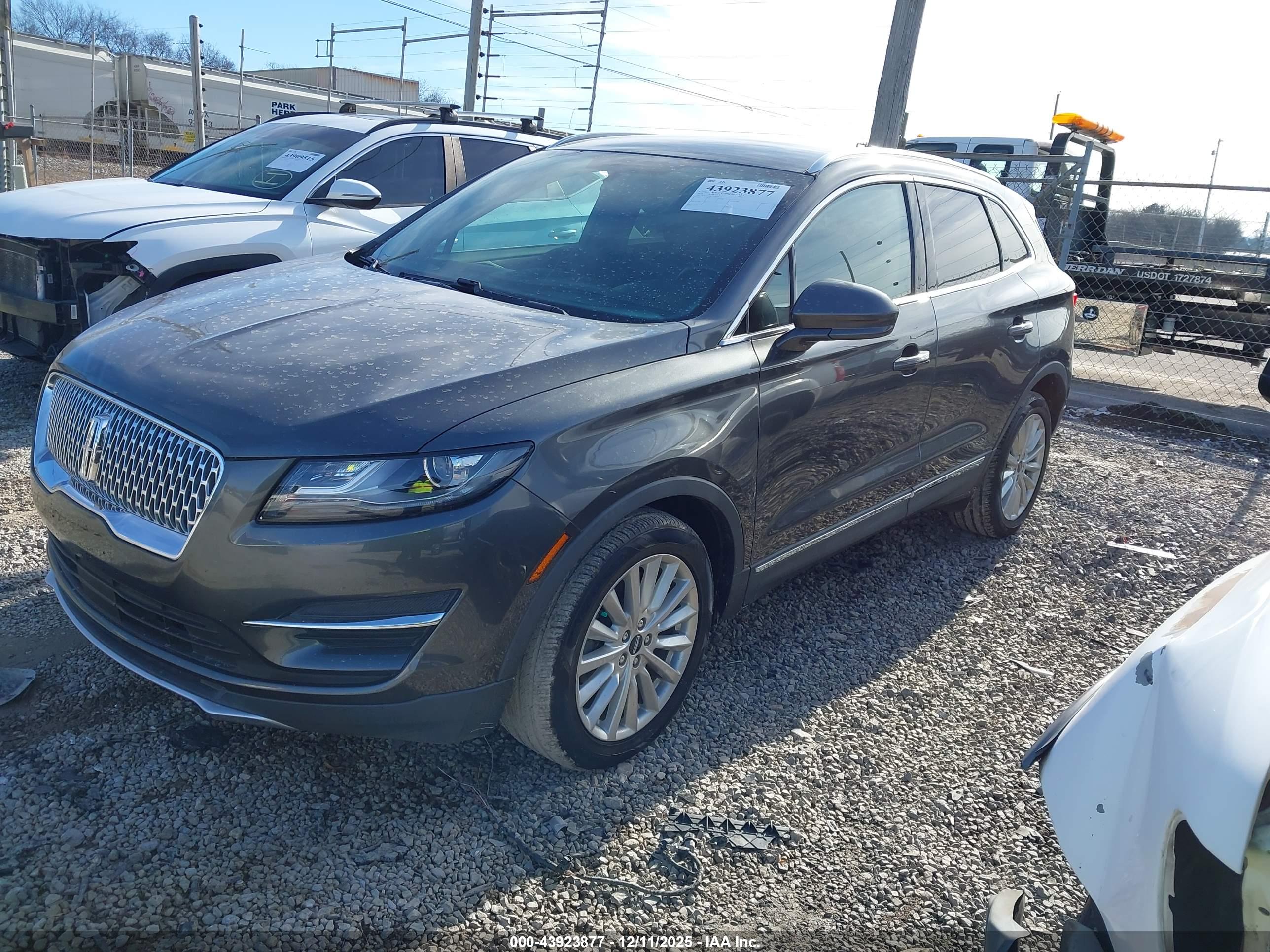 LINCOLN MKC image 2