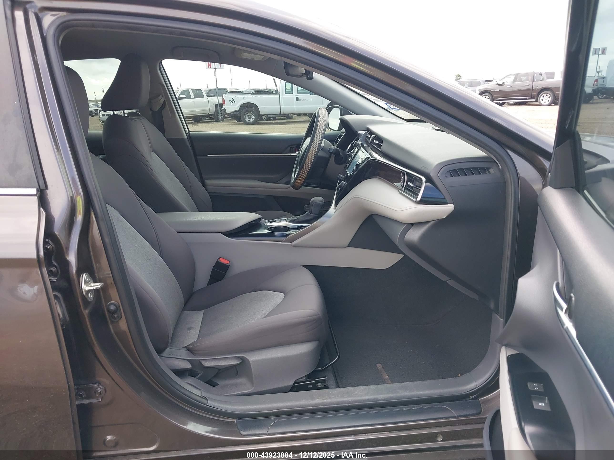 TOYOTA CAMRY image 5