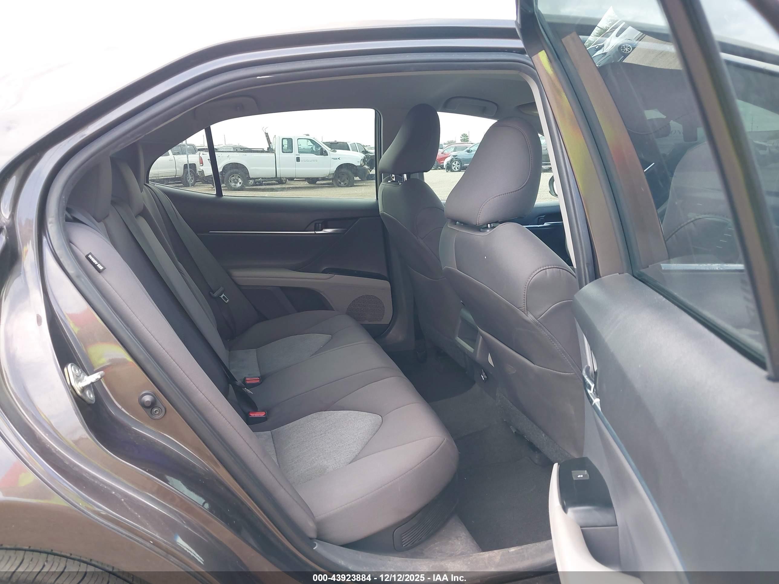 TOYOTA CAMRY image 8