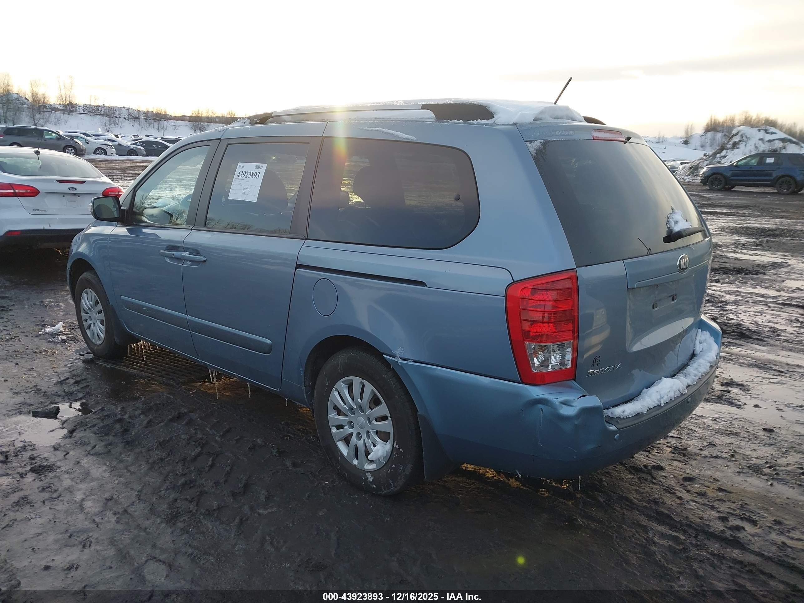 KIA SEDONA image 3
