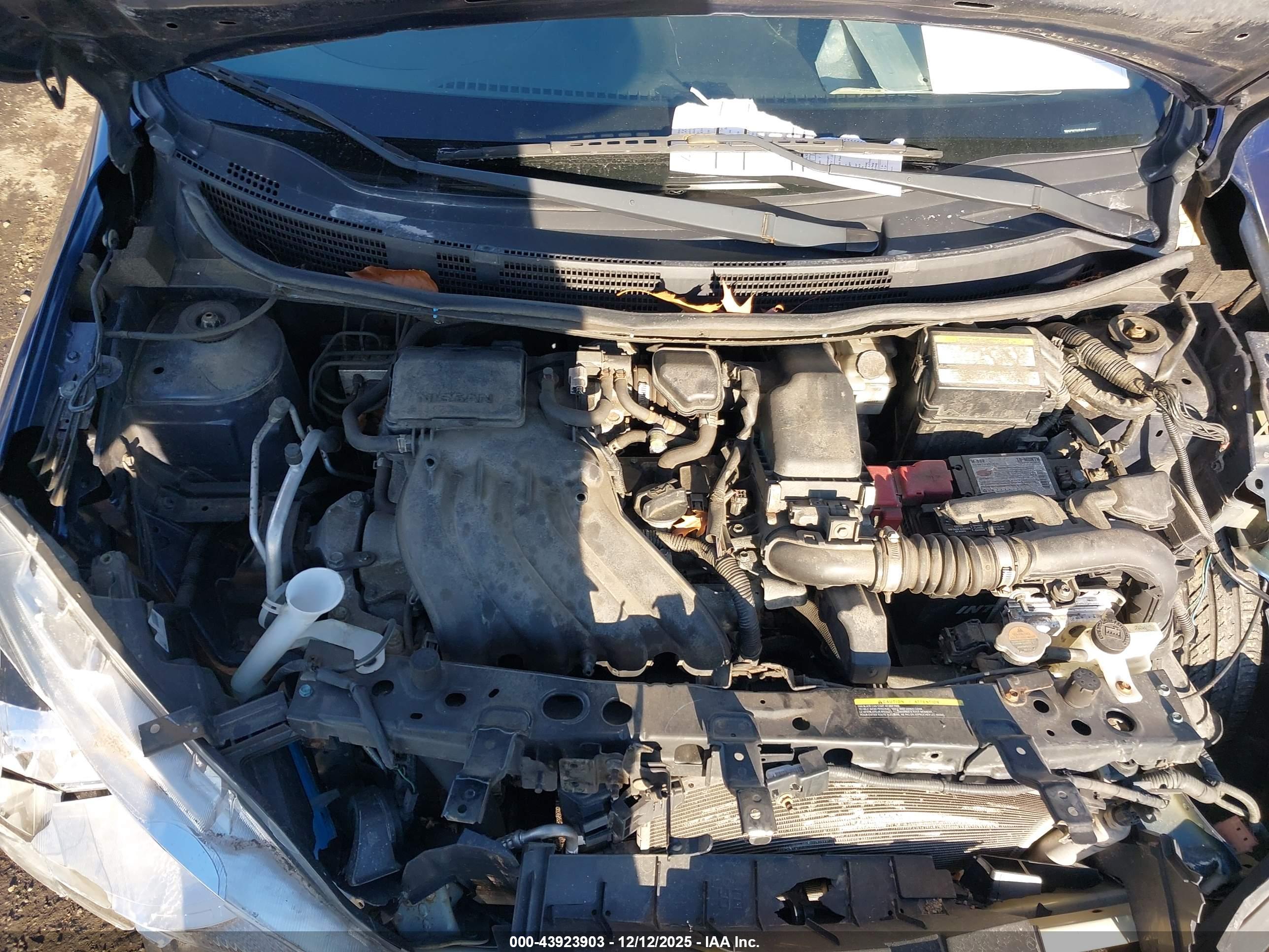 NISSAN VERSA image 10