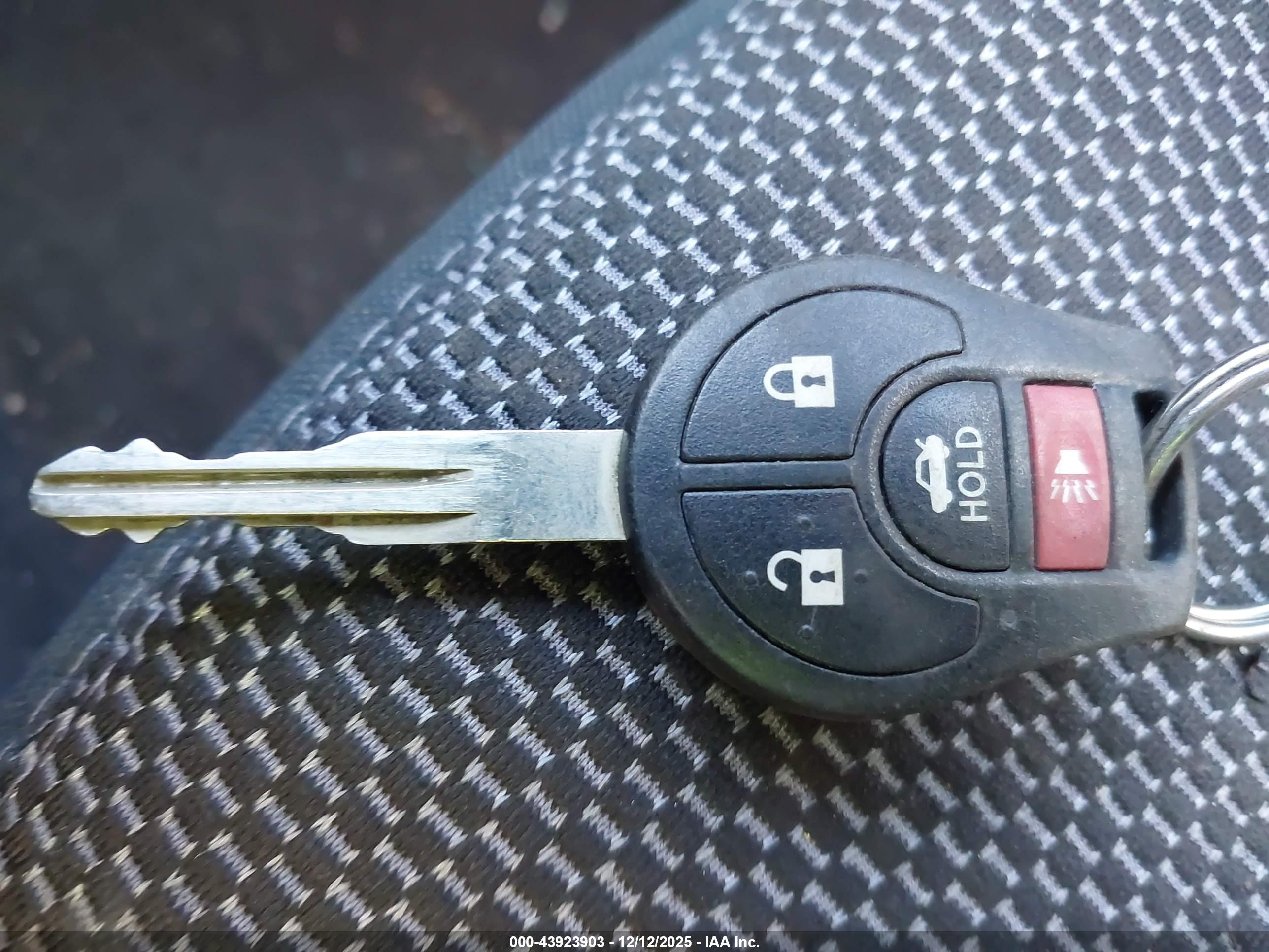 NISSAN VERSA image 11