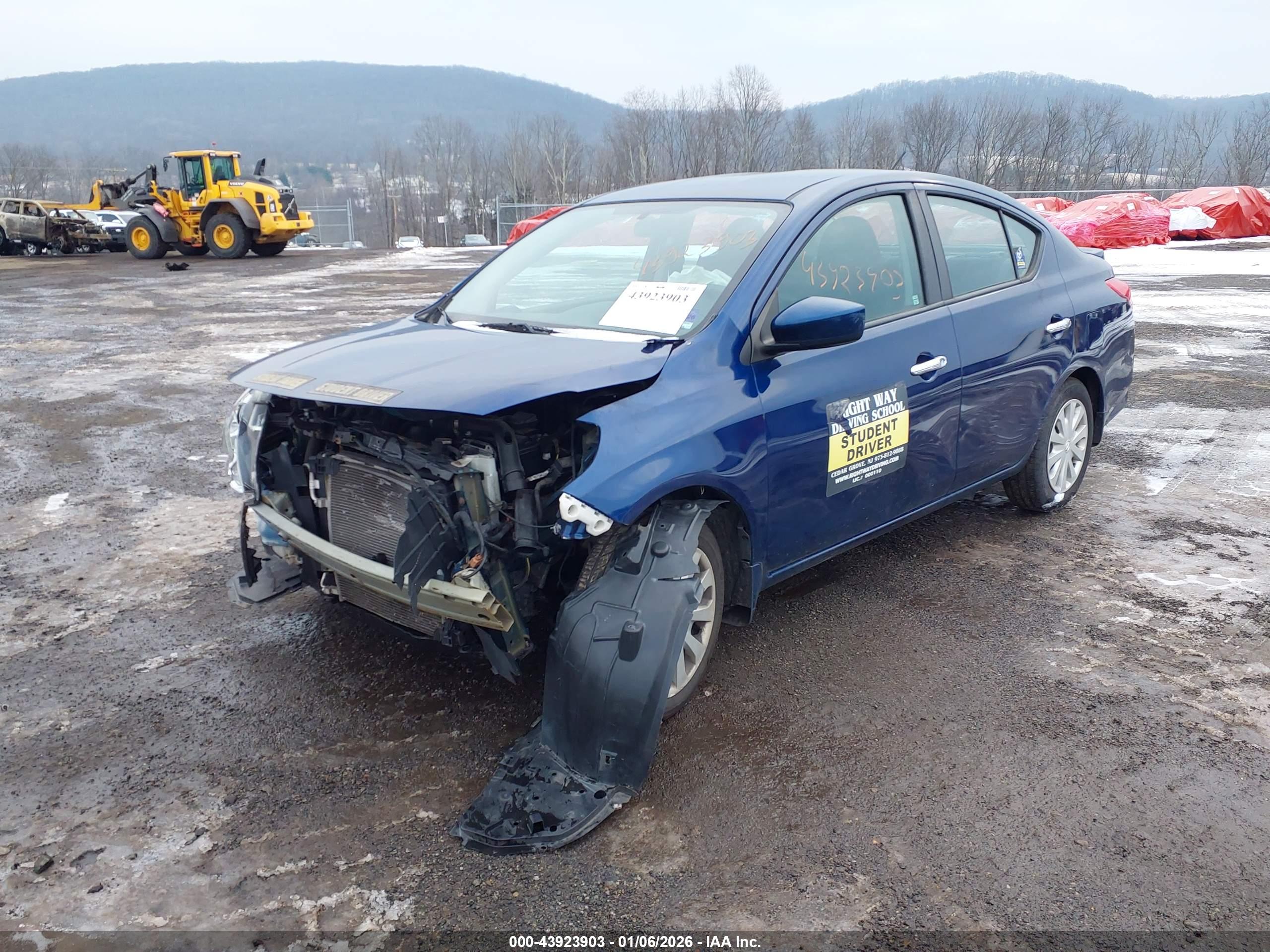 NISSAN VERSA image 2