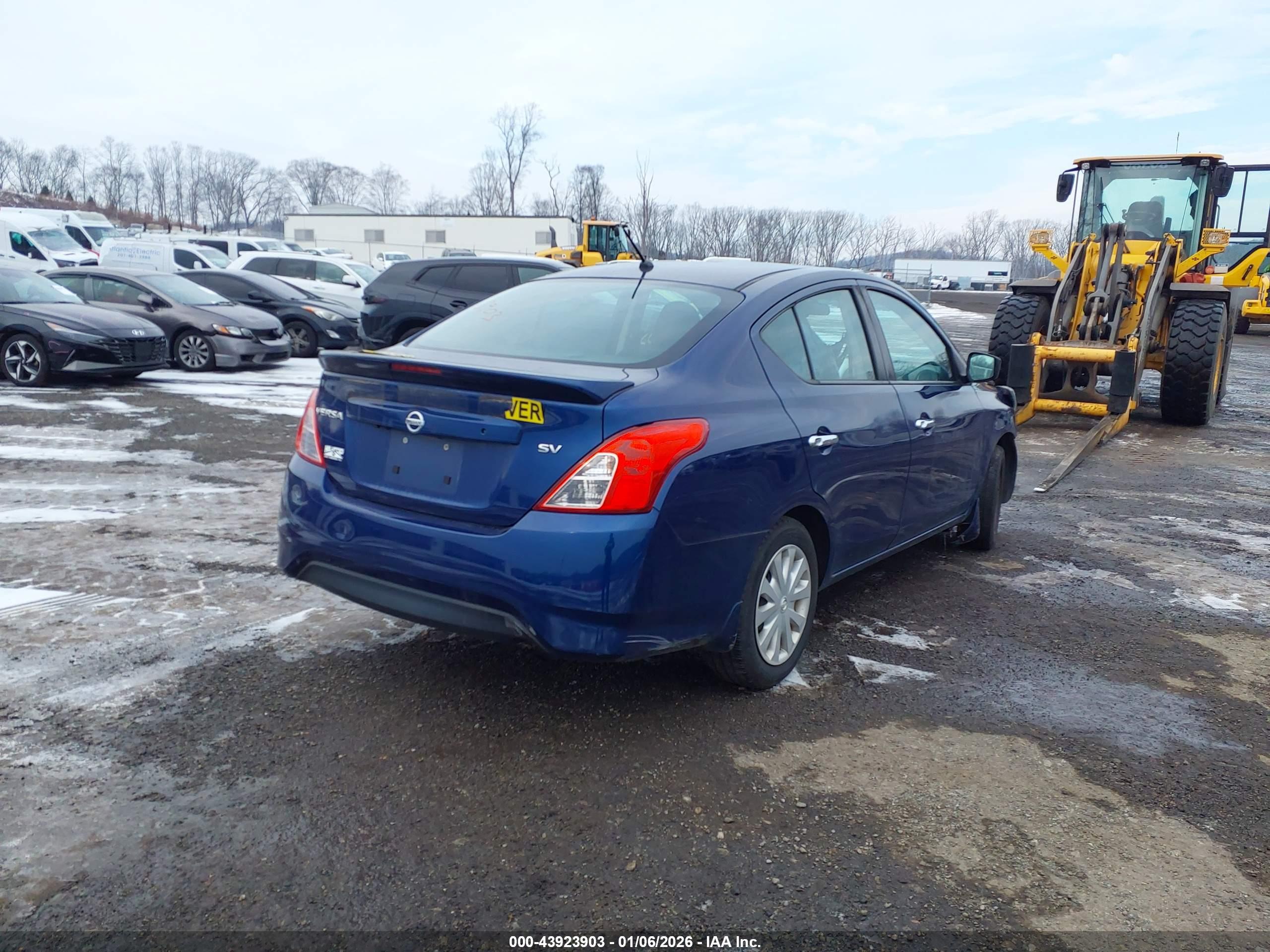 NISSAN VERSA image 4