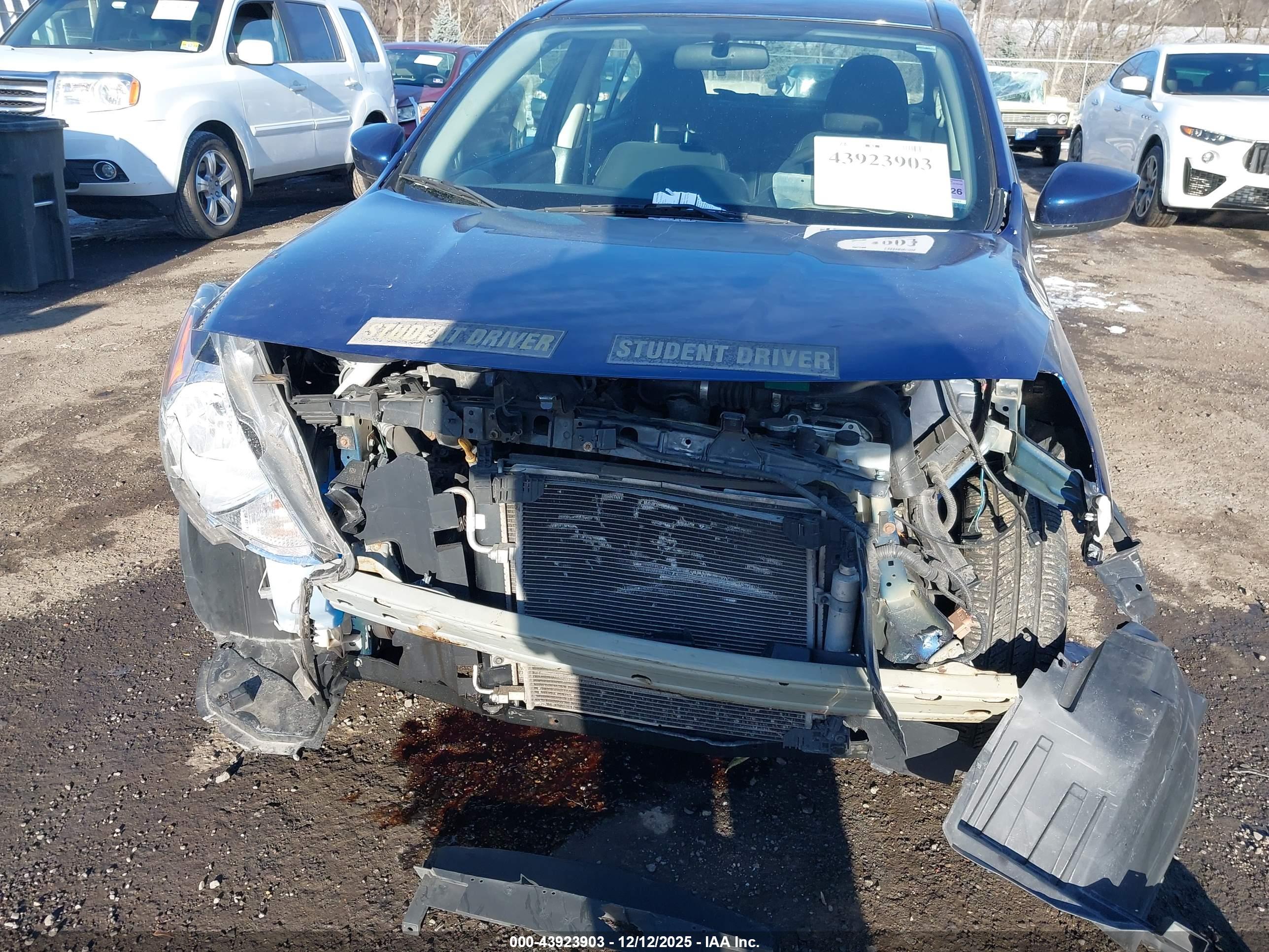 NISSAN VERSA image 6