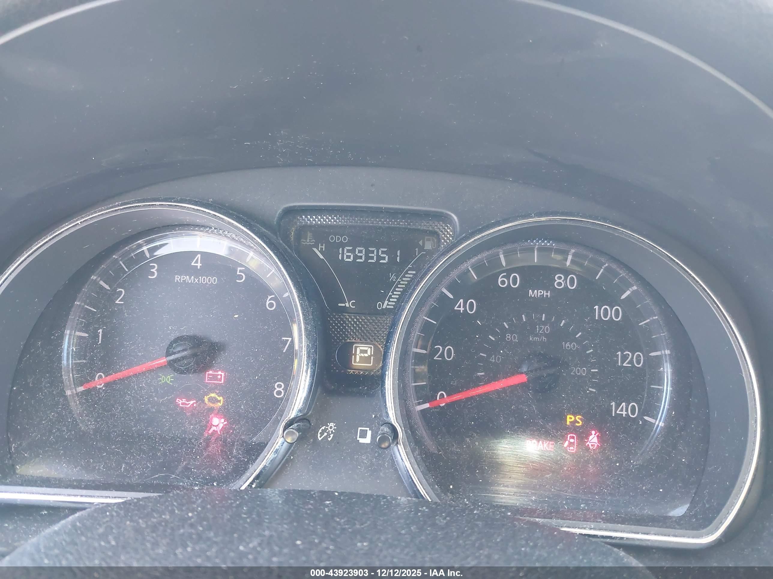 NISSAN VERSA image 7