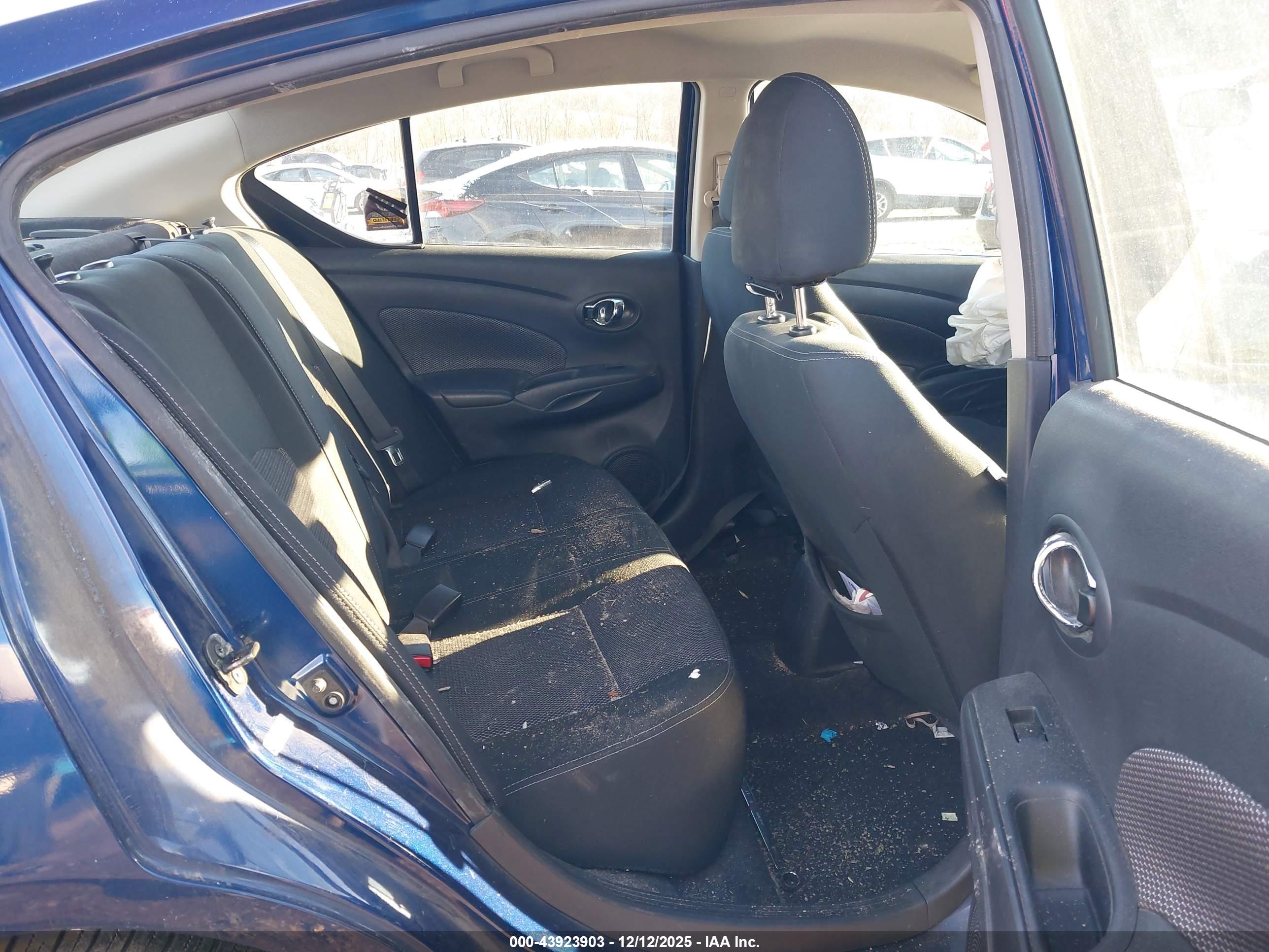 NISSAN VERSA image 8