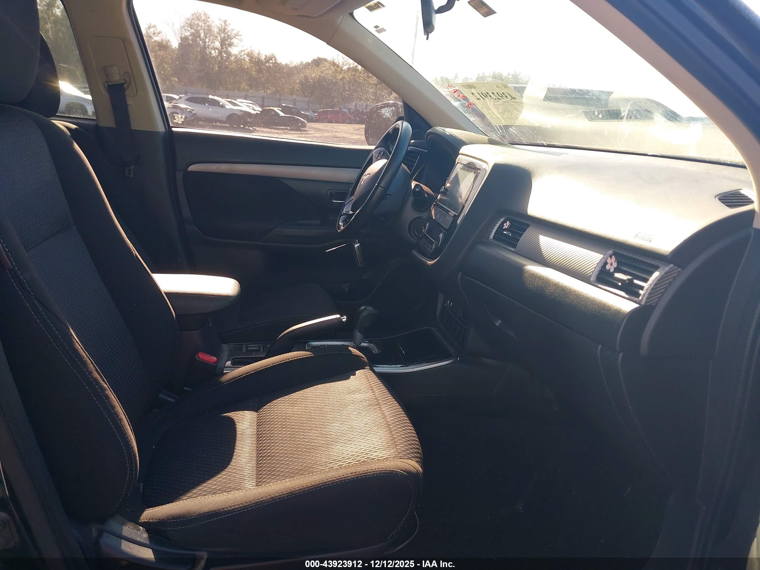 MITSUBISHI OUTLANDER image 5