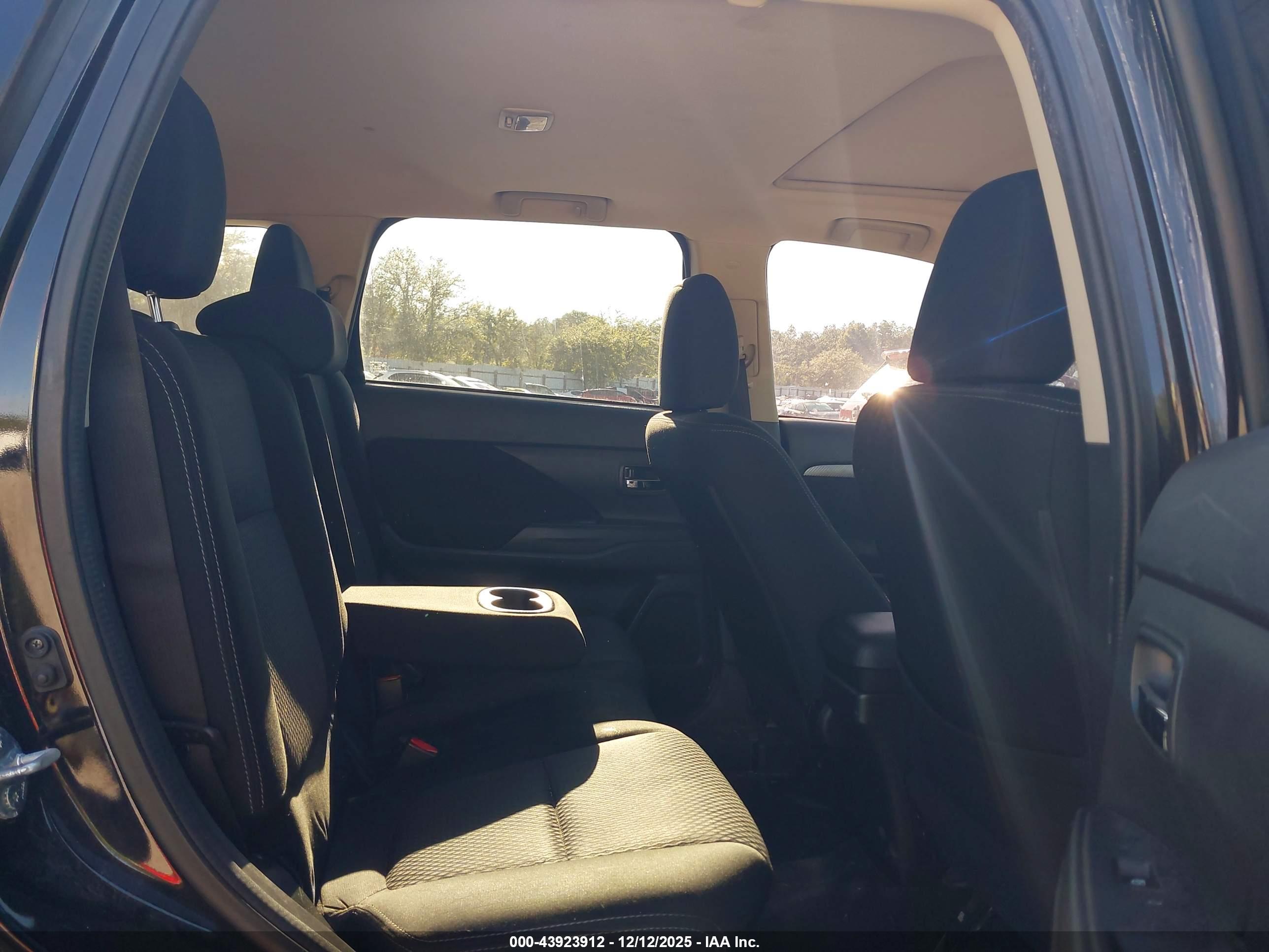 MITSUBISHI OUTLANDER image 8