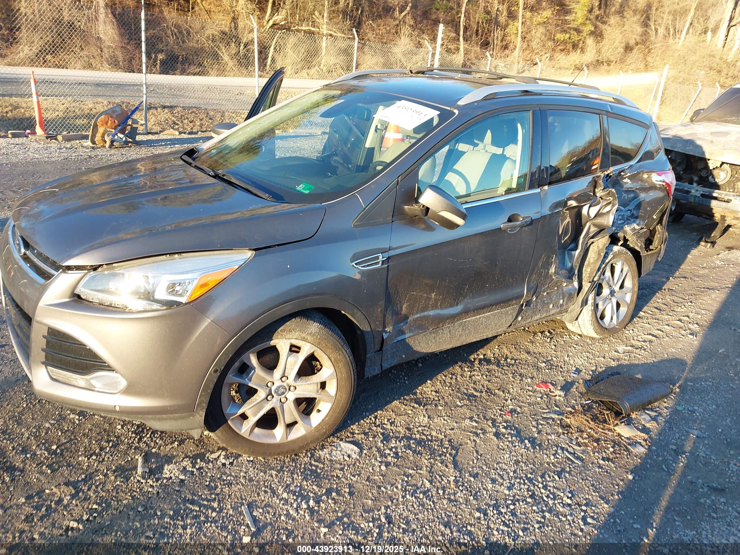 FORD ESCAPE image 2