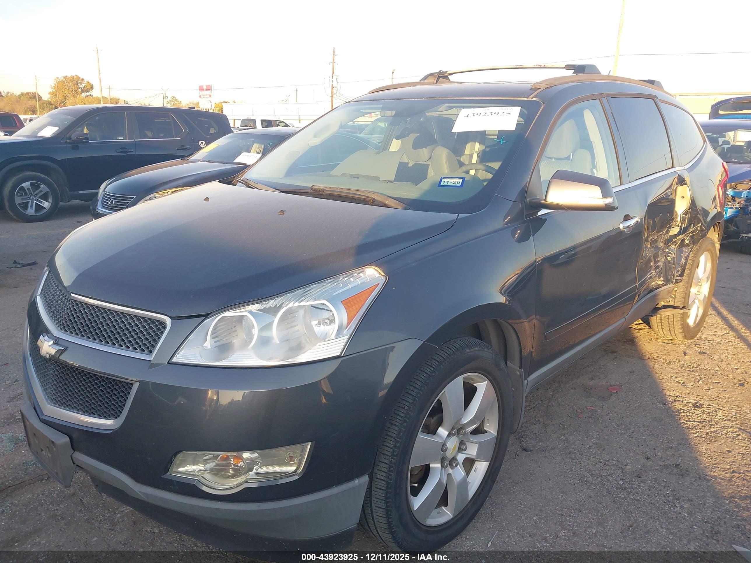 CHEVROLET TRAVERSE image 2