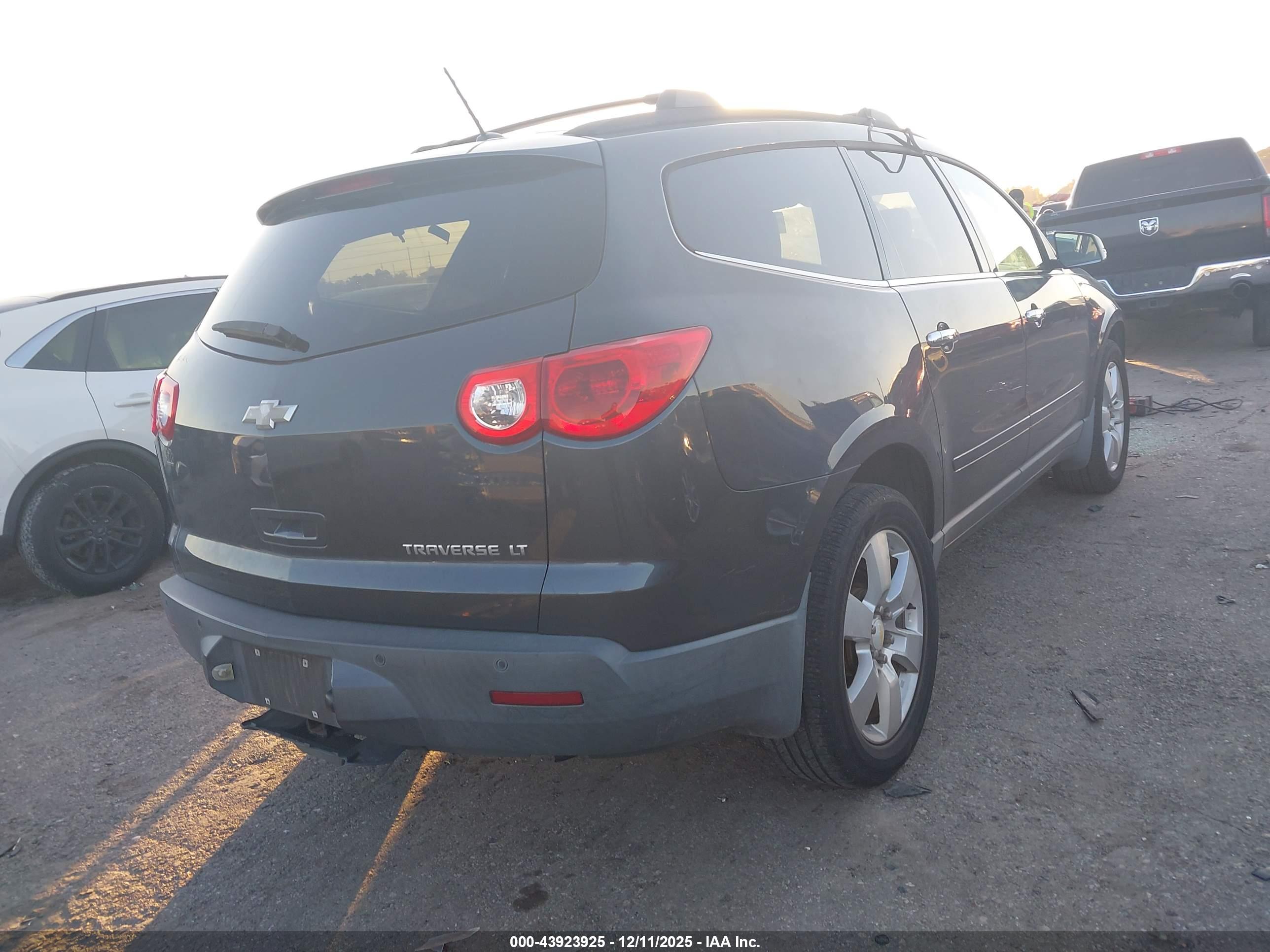 CHEVROLET TRAVERSE image 4