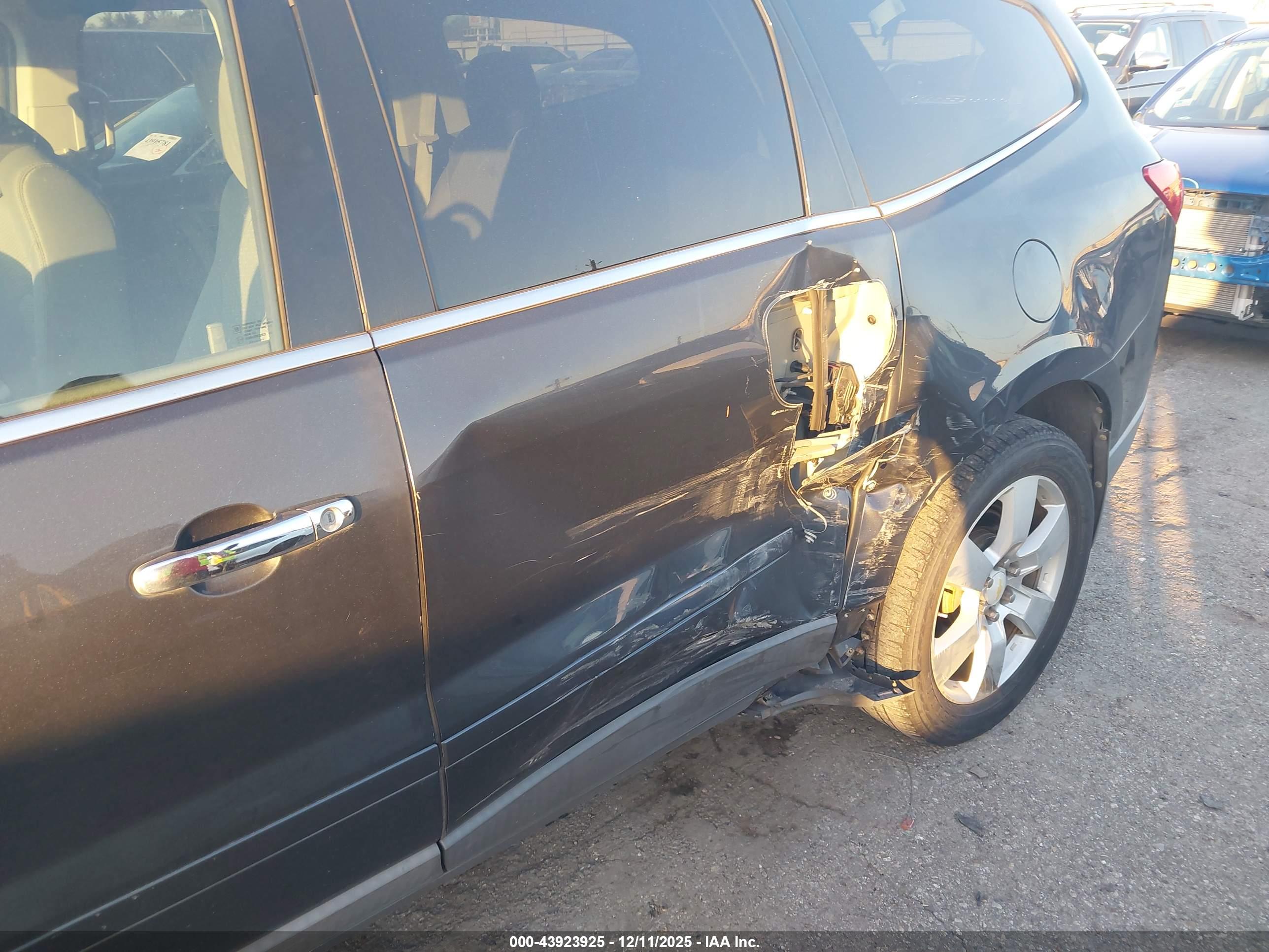 CHEVROLET TRAVERSE image 6
