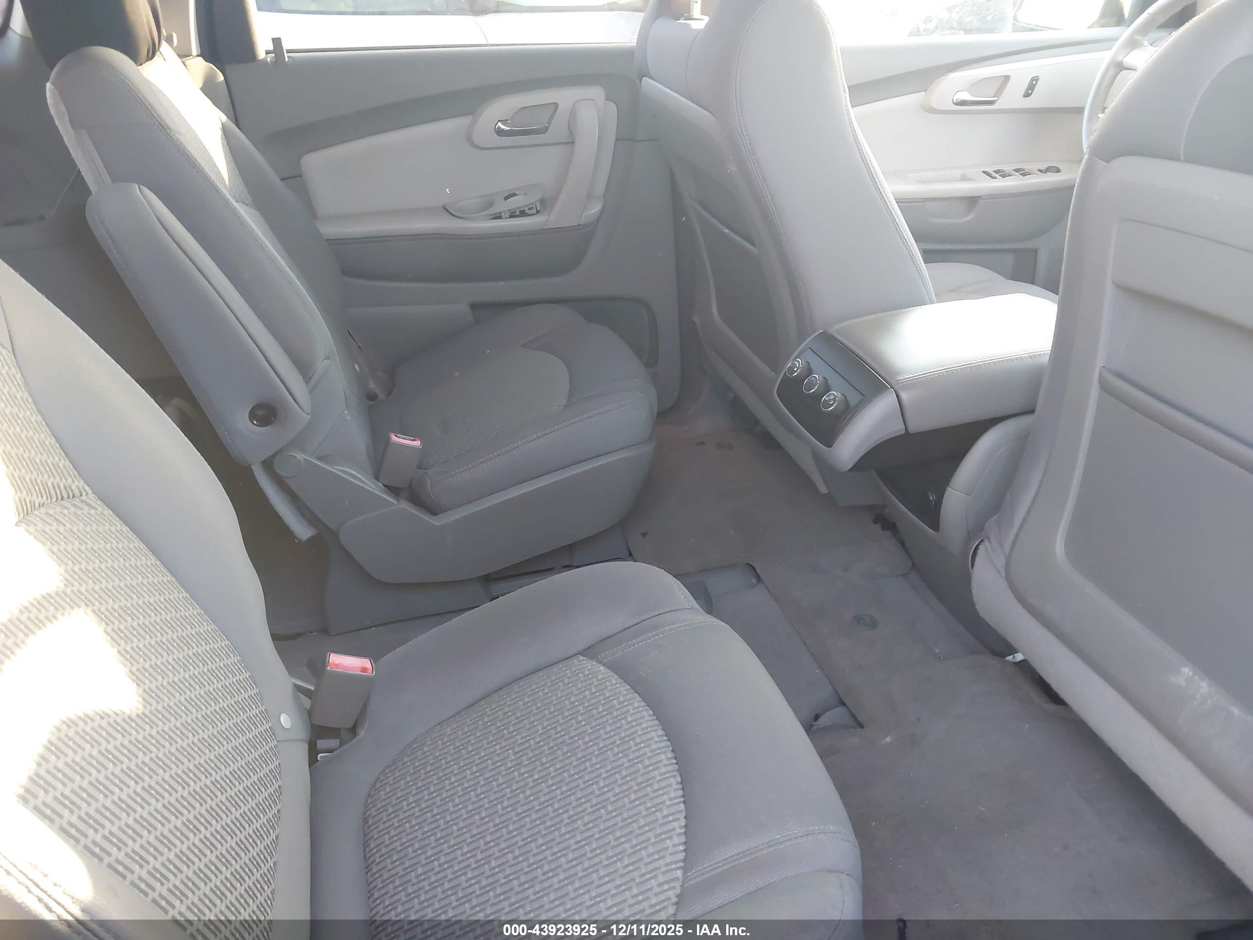 CHEVROLET TRAVERSE image 8