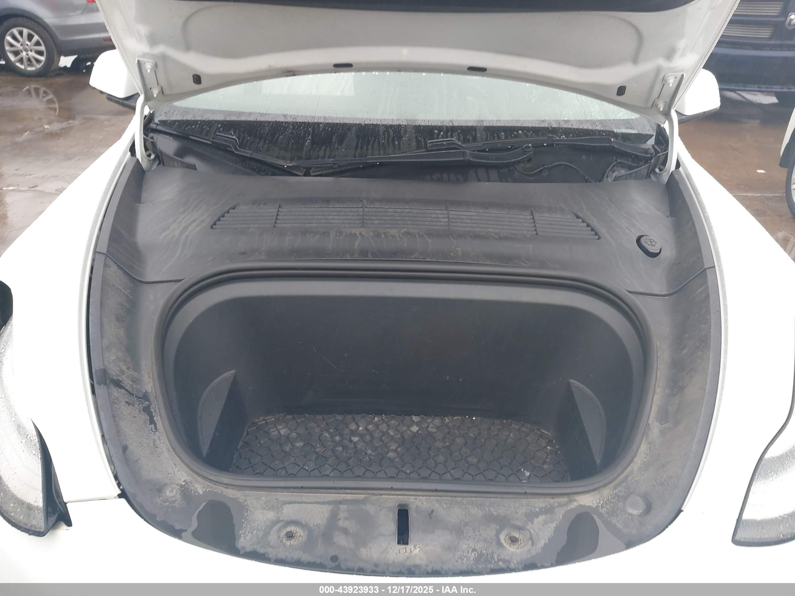 TESLA MODEL image 10