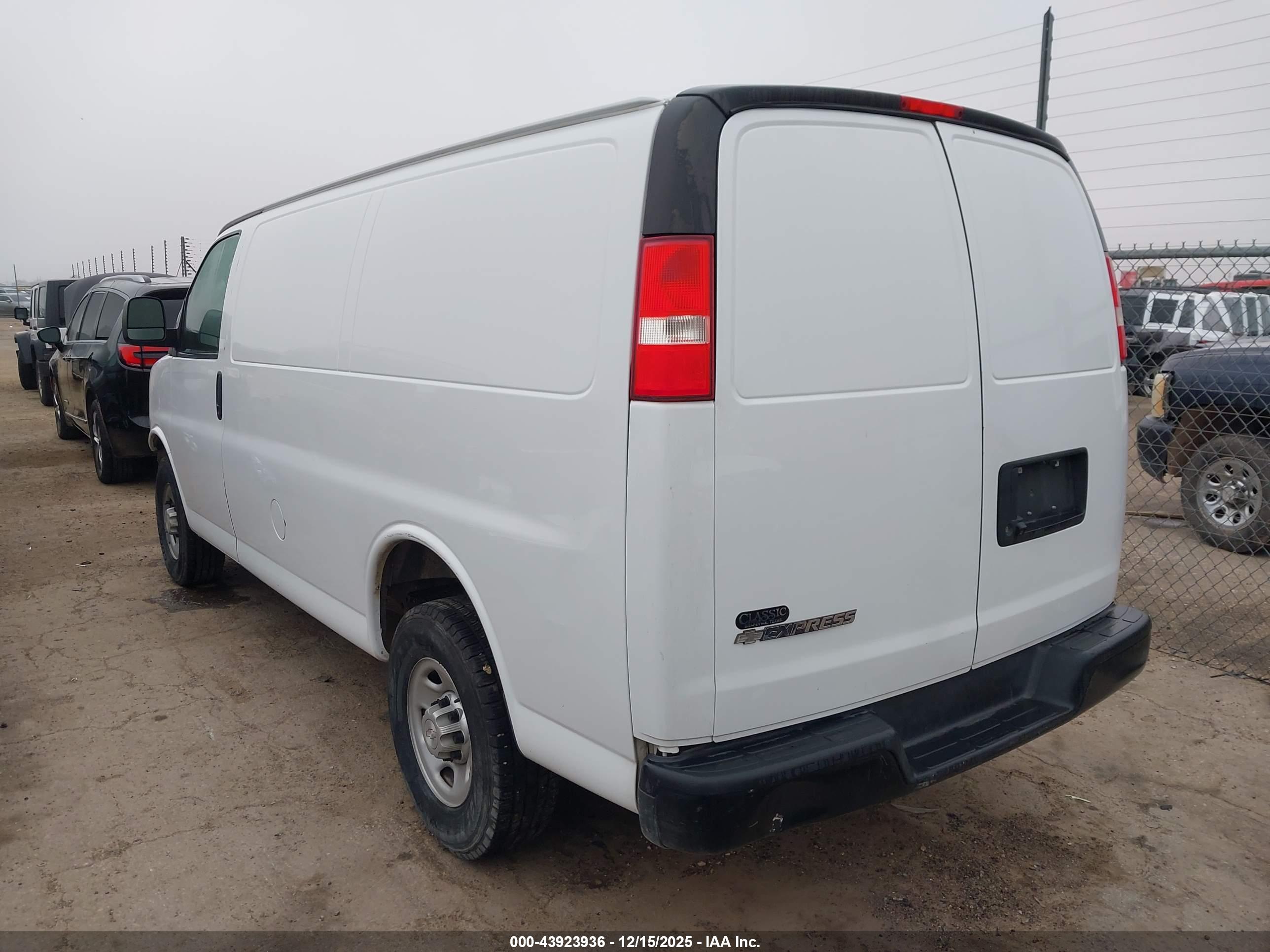 CHEVROLET EXPRESS image 3