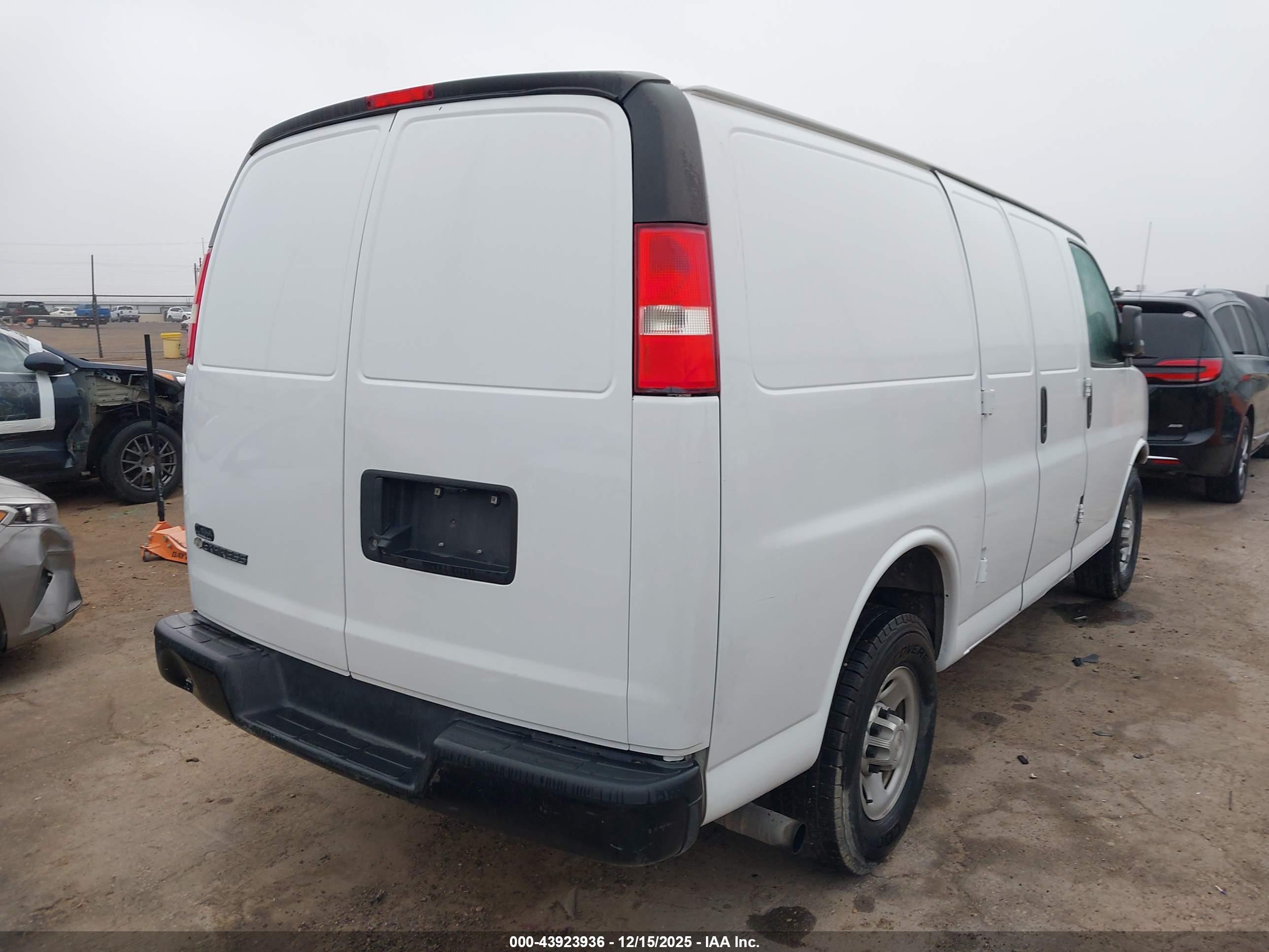 CHEVROLET EXPRESS image 4