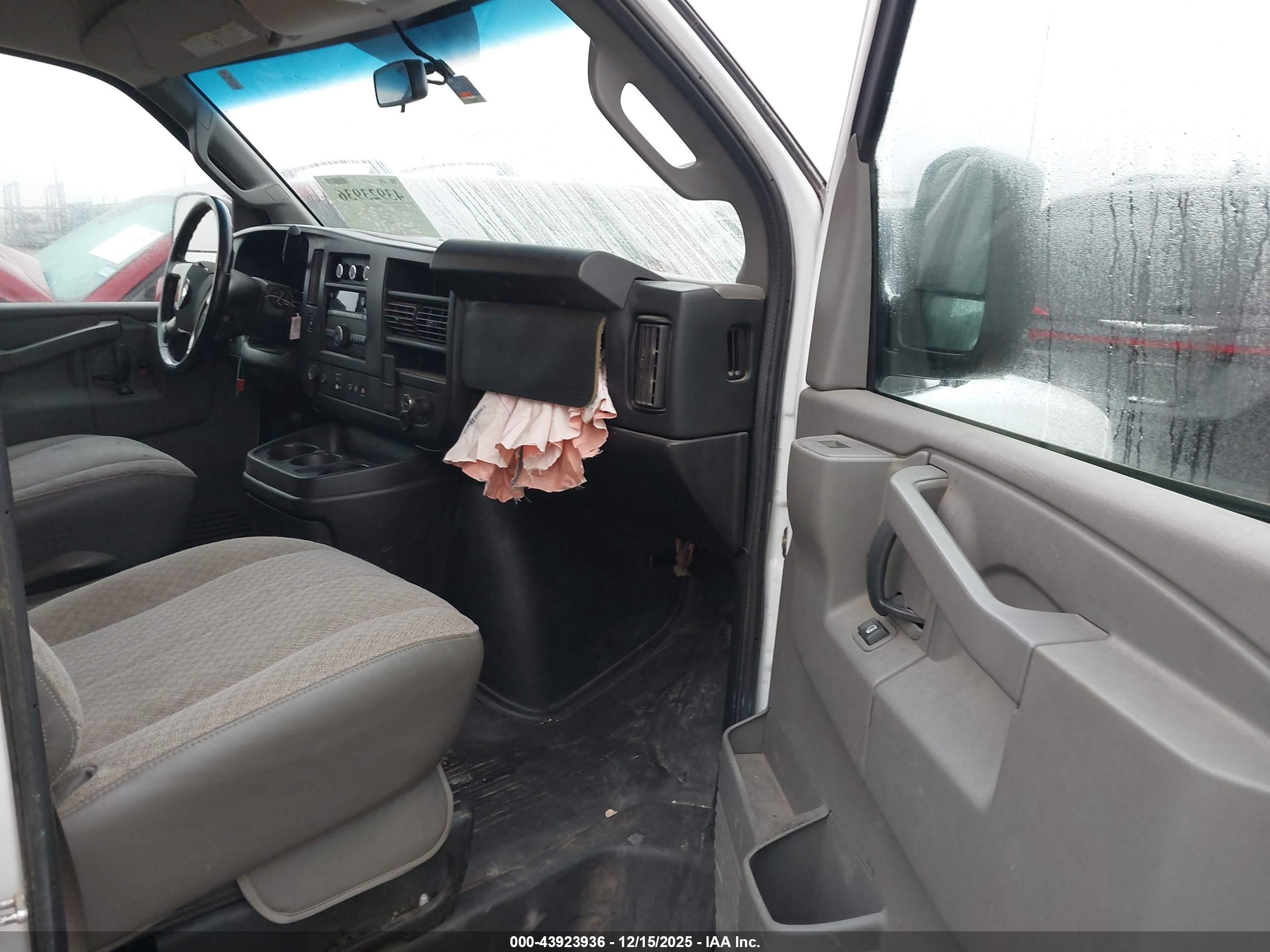 CHEVROLET EXPRESS image 5