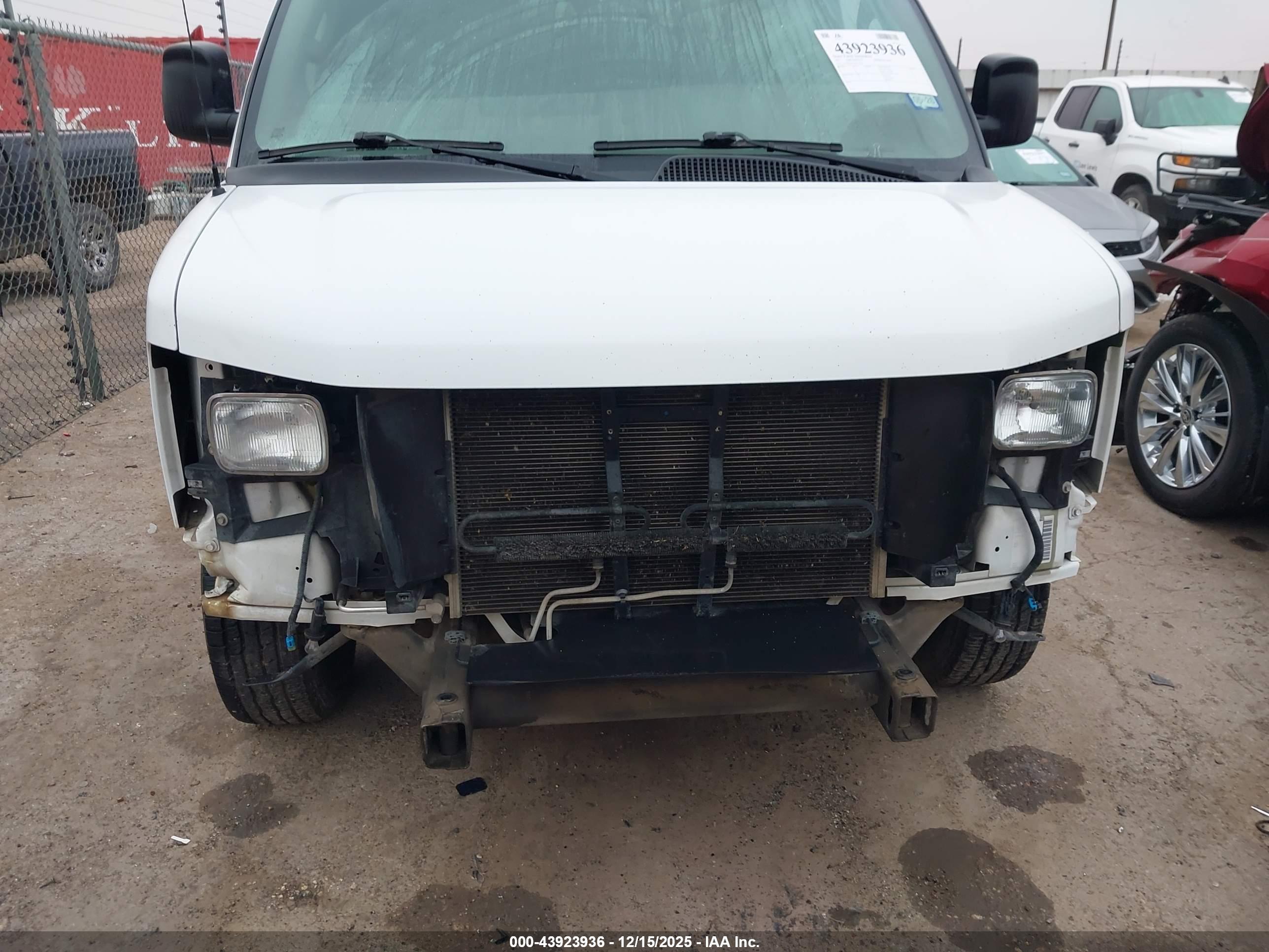 CHEVROLET EXPRESS image 6