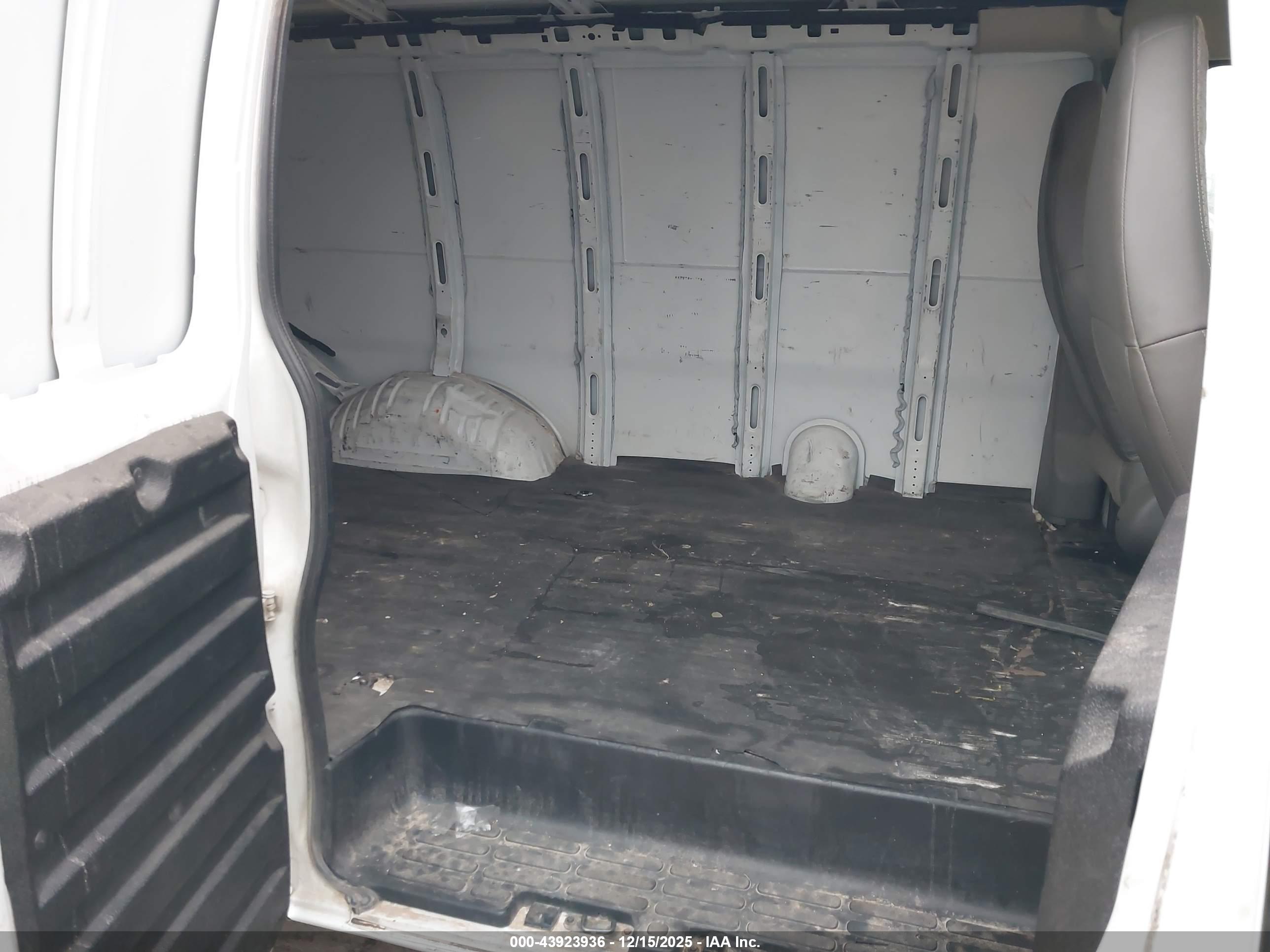 CHEVROLET EXPRESS image 8