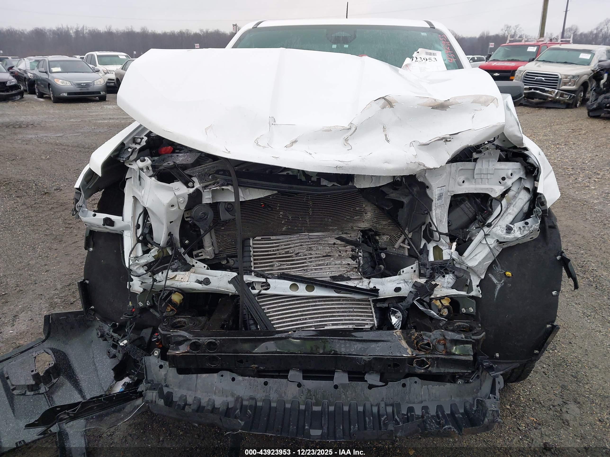 CHEVROLET COLORADO image 6