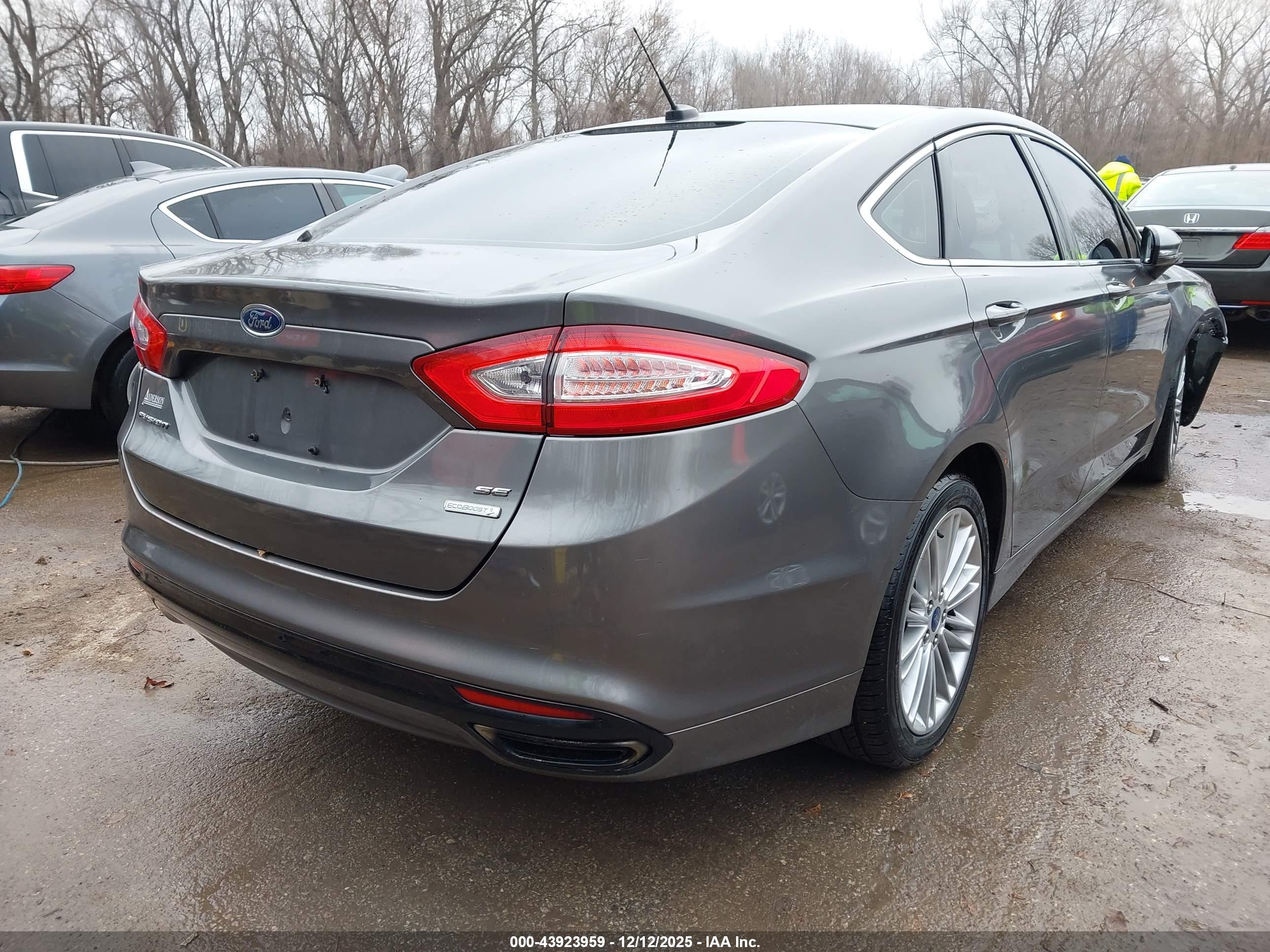 FORD FUSION image 4