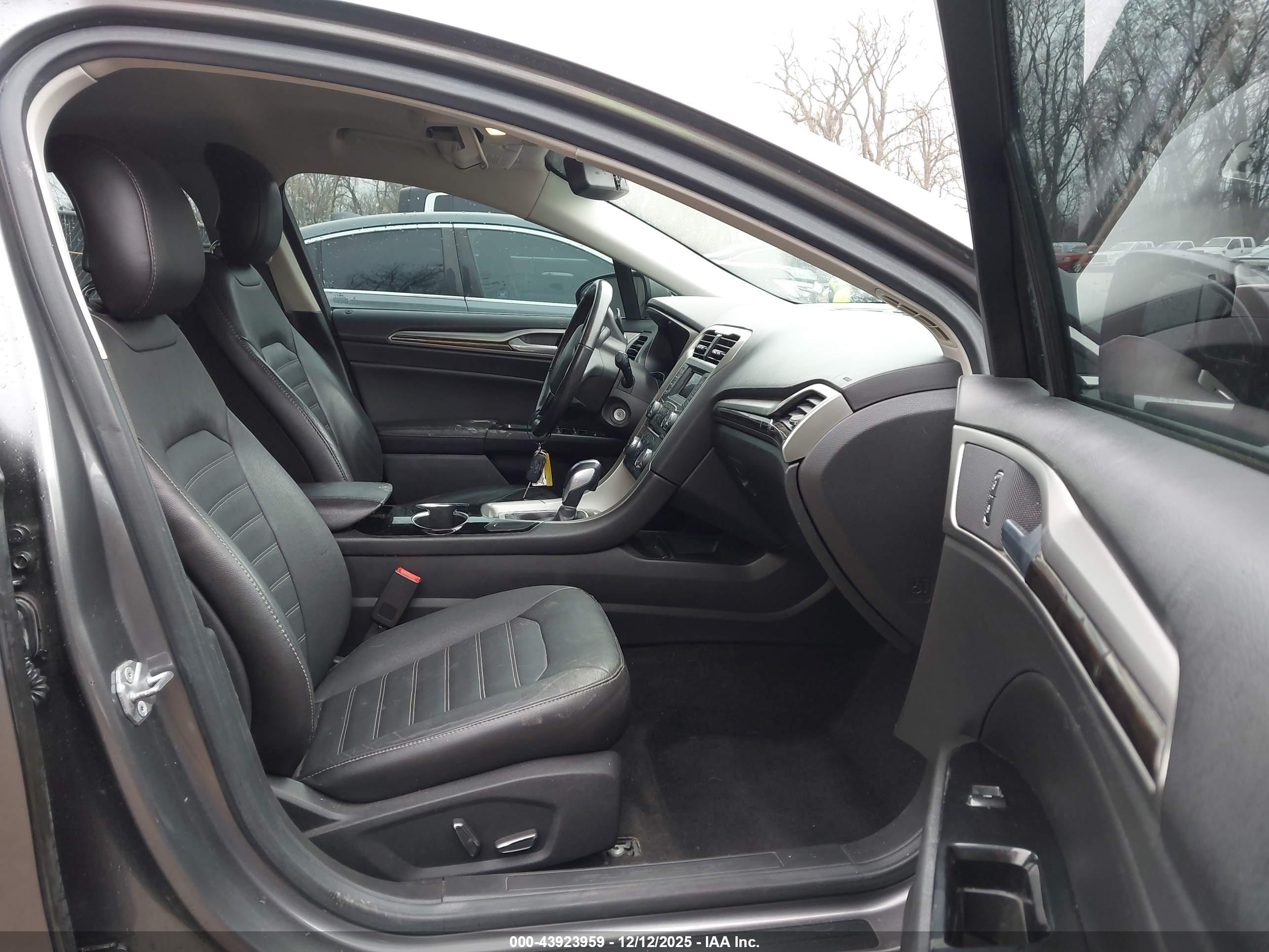 FORD FUSION image 5