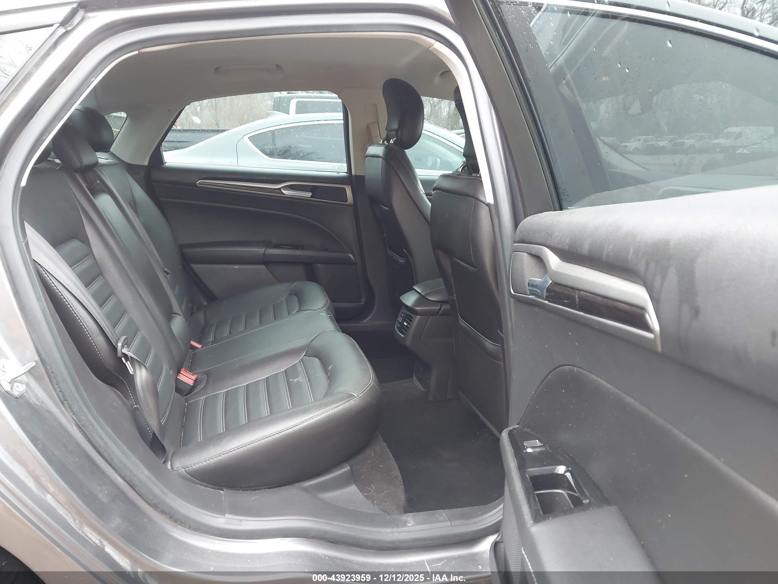FORD FUSION image 8