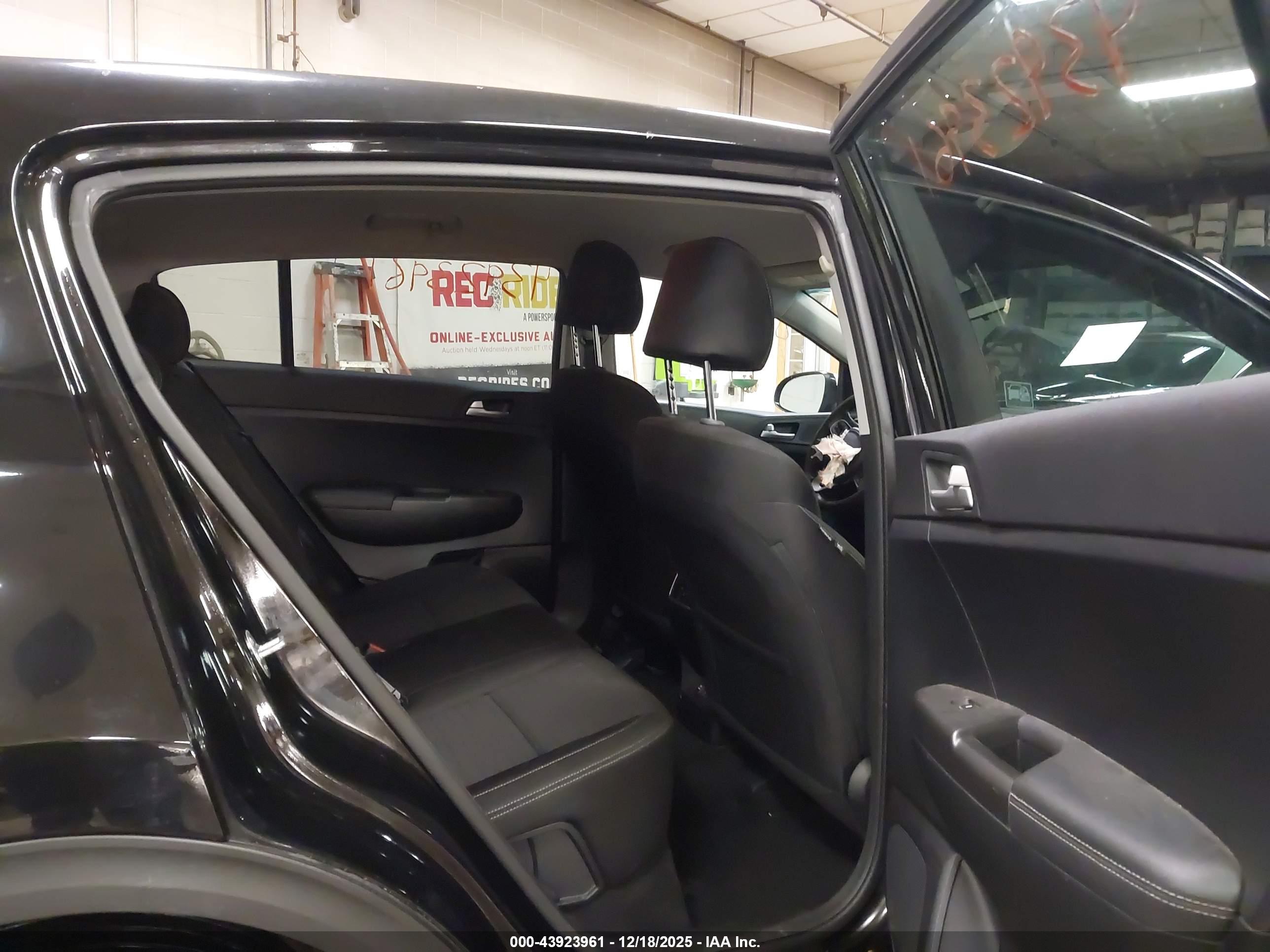 KIA SPORTAGE image 8