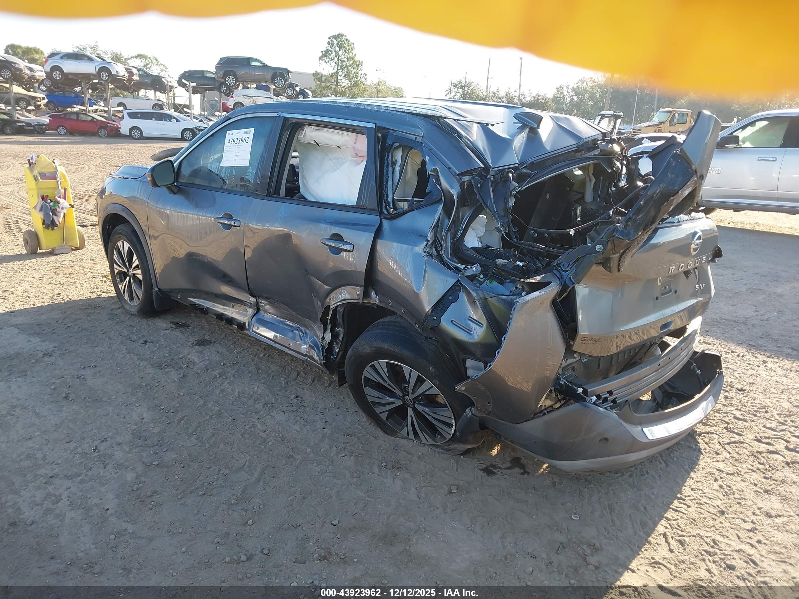 NISSAN ROGUE image 3