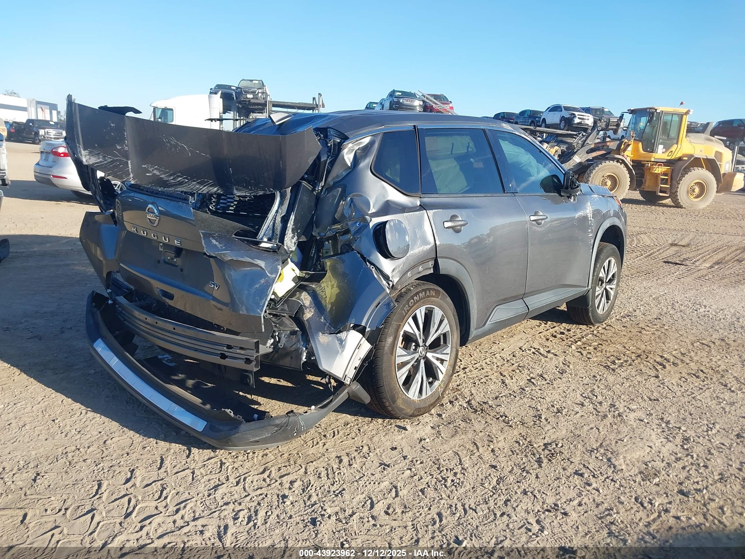 NISSAN ROGUE image 4