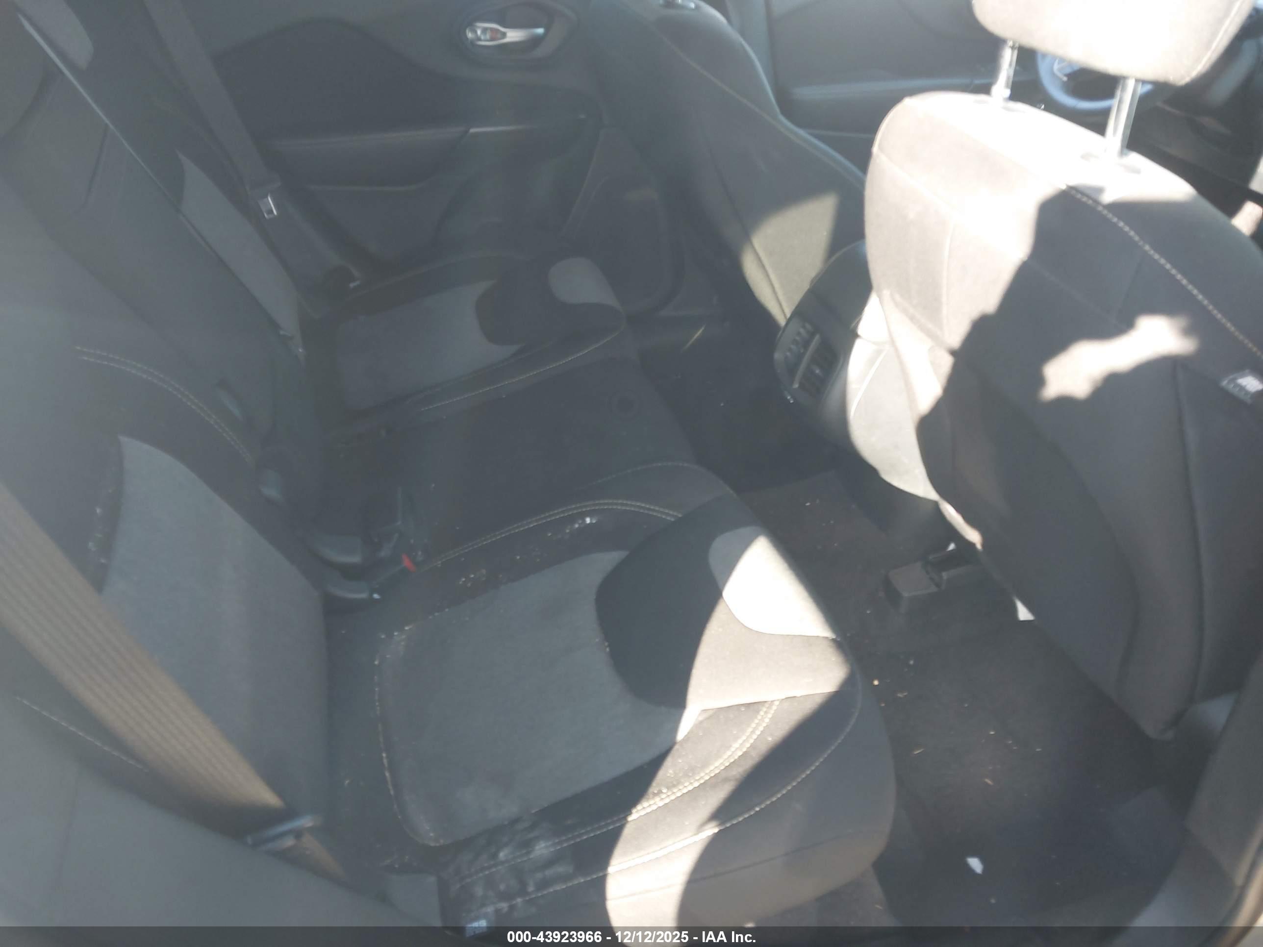 JEEP CHEROKEE image 8