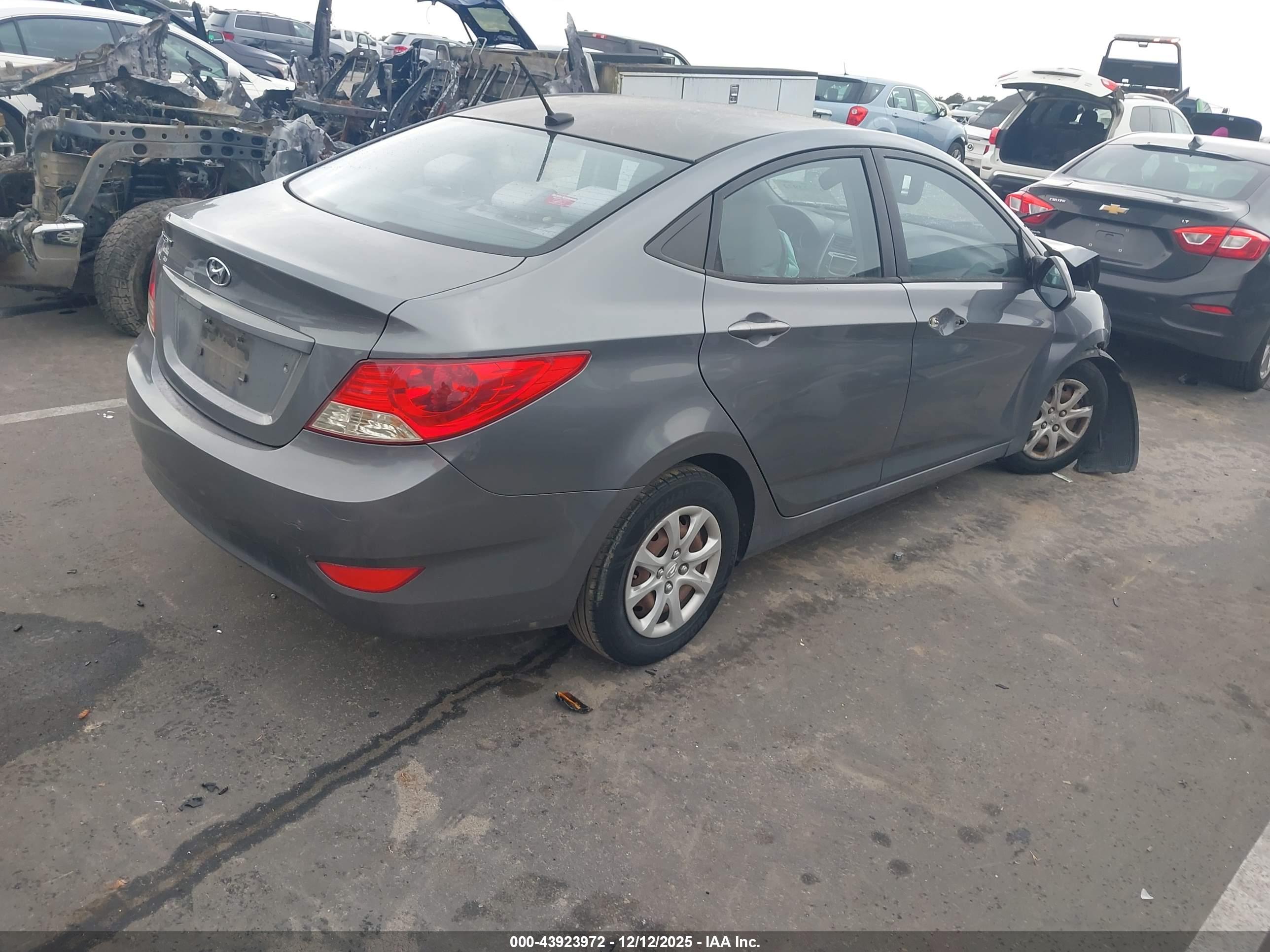HYUNDAI ACCENT image 4