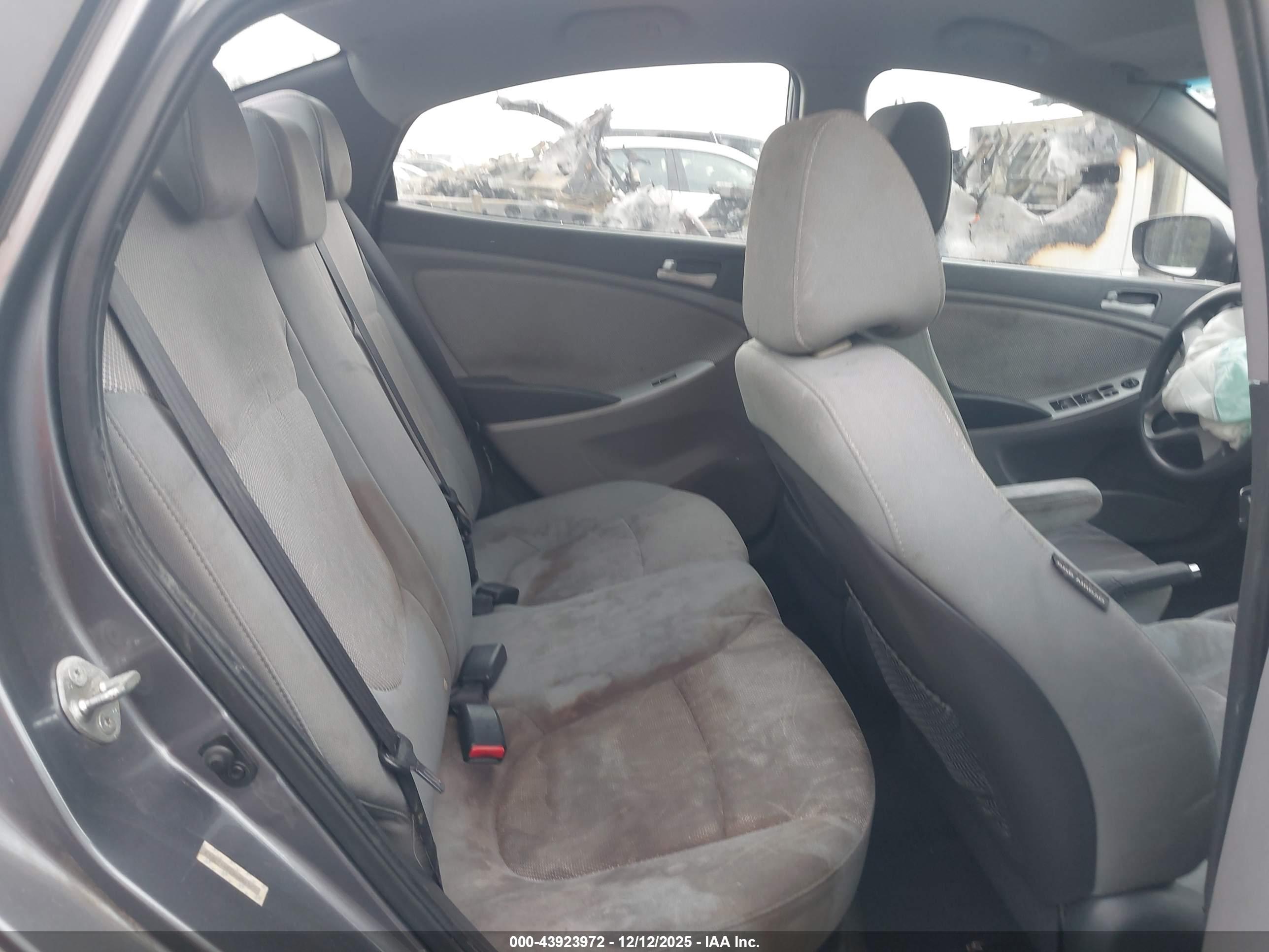 HYUNDAI ACCENT image 8