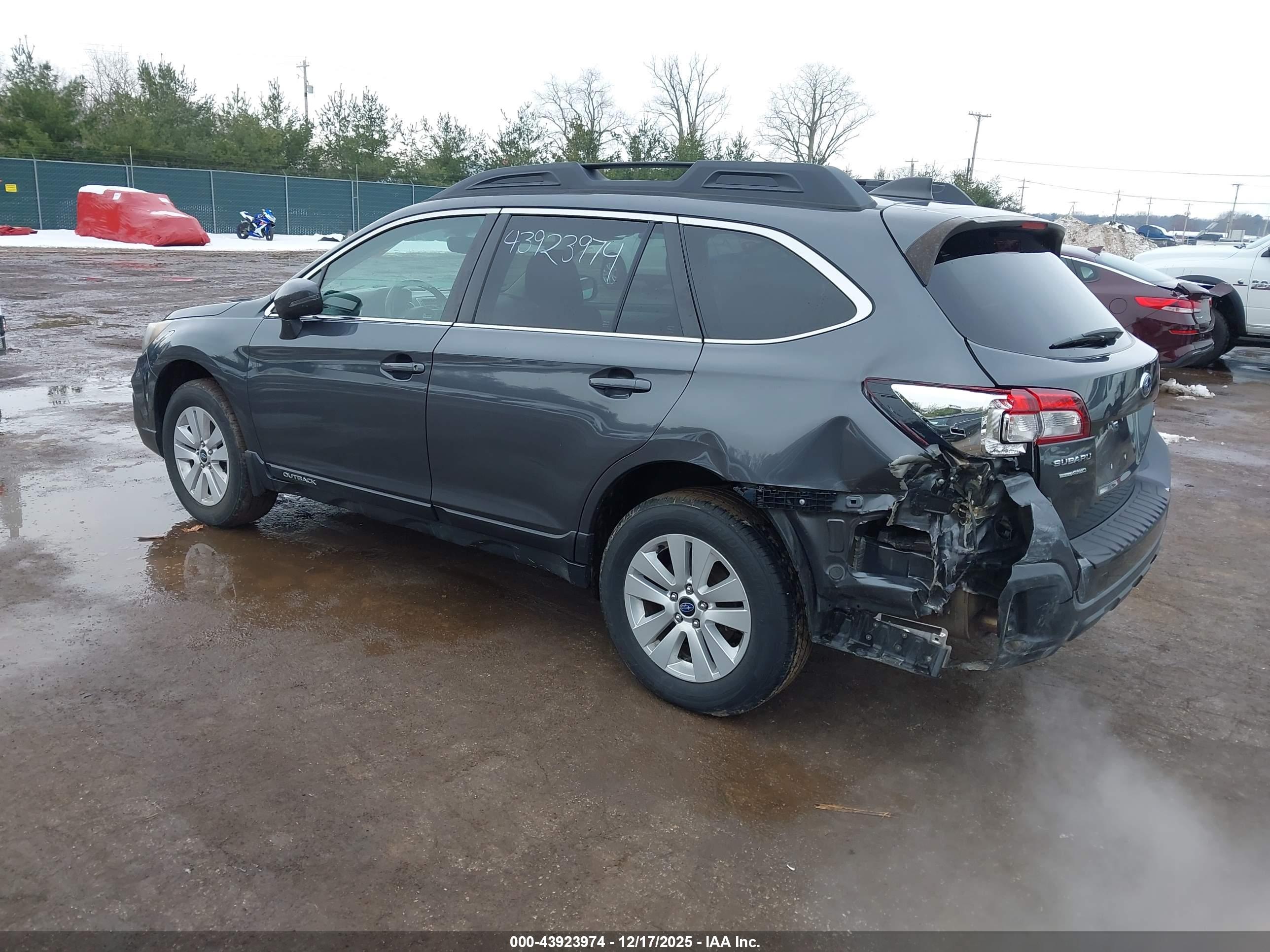SUBARU OUTBACK image 3