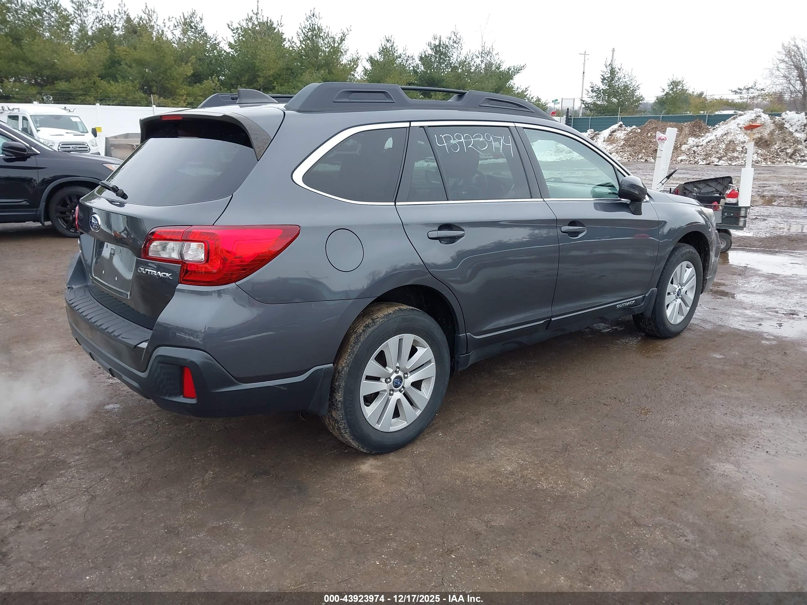 SUBARU OUTBACK image 4