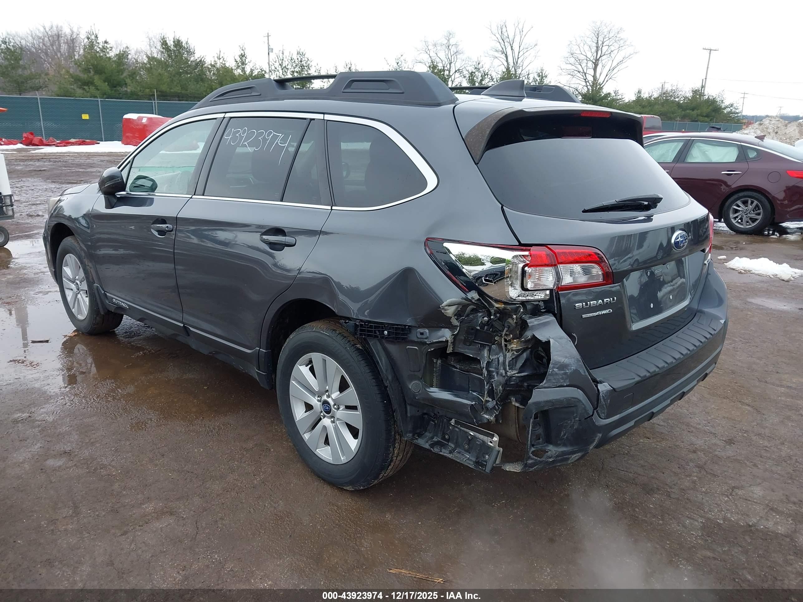 SUBARU OUTBACK image 6
