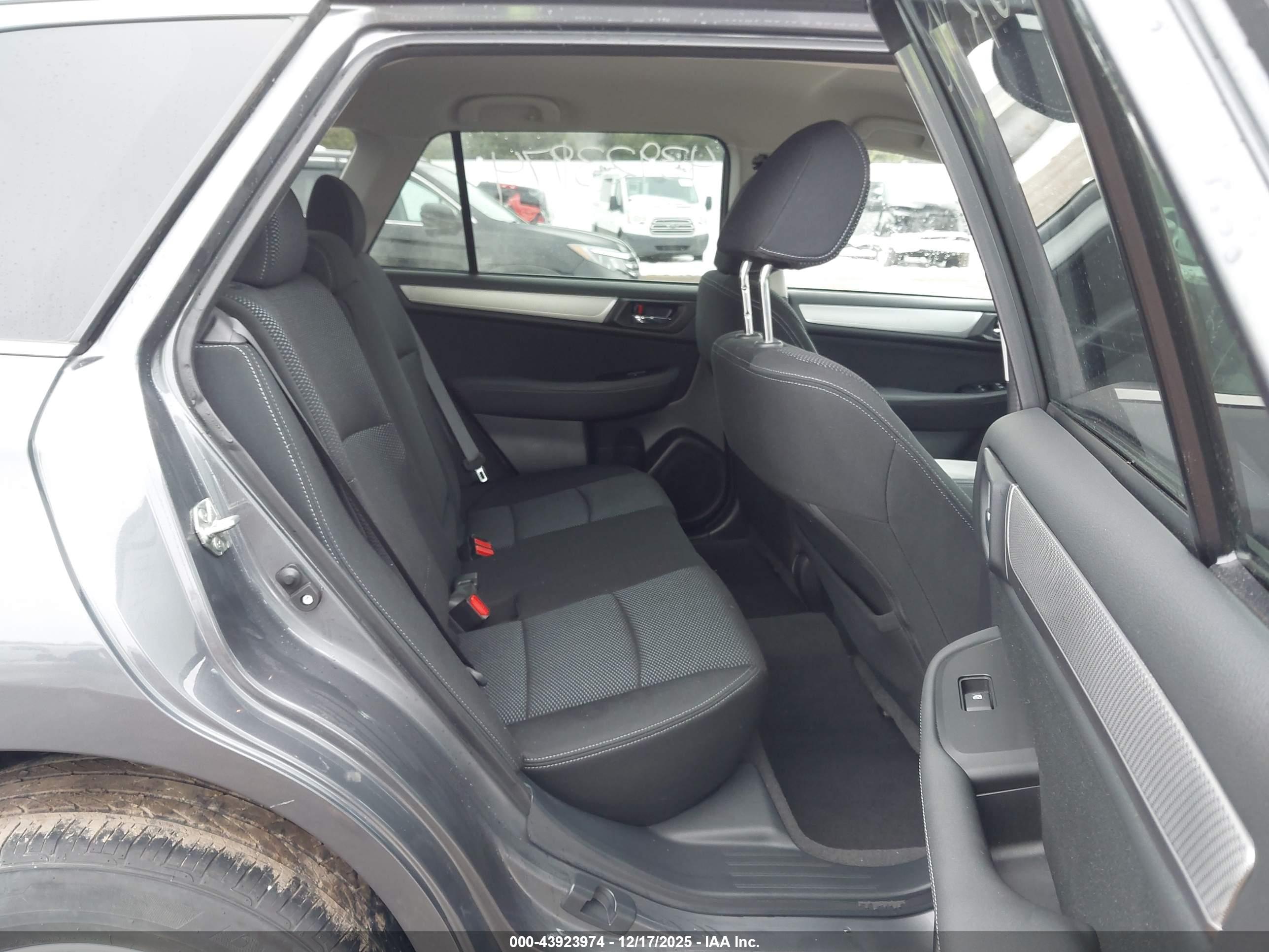SUBARU OUTBACK image 8
