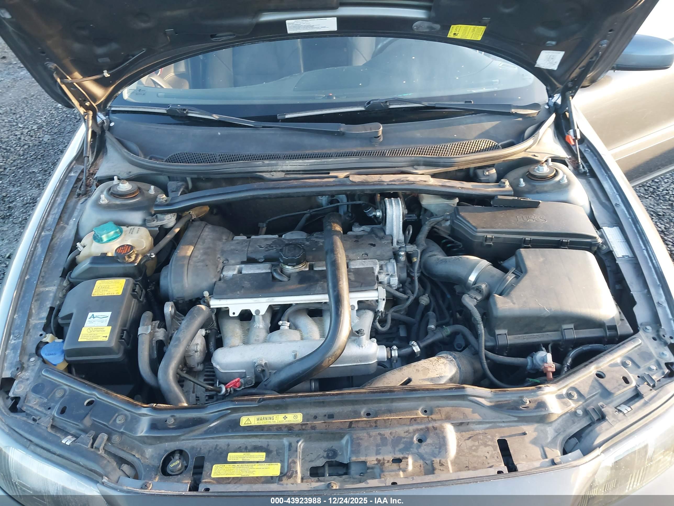 VOLVO V70 image 10