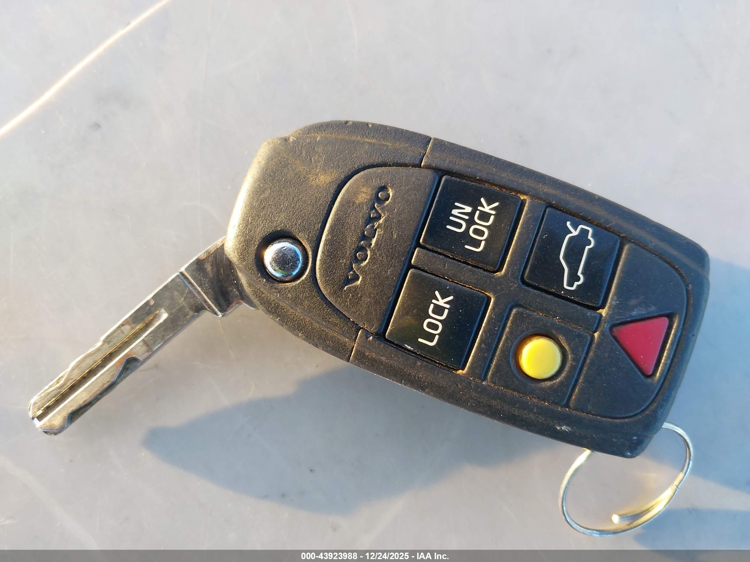 VOLVO V70 image 11