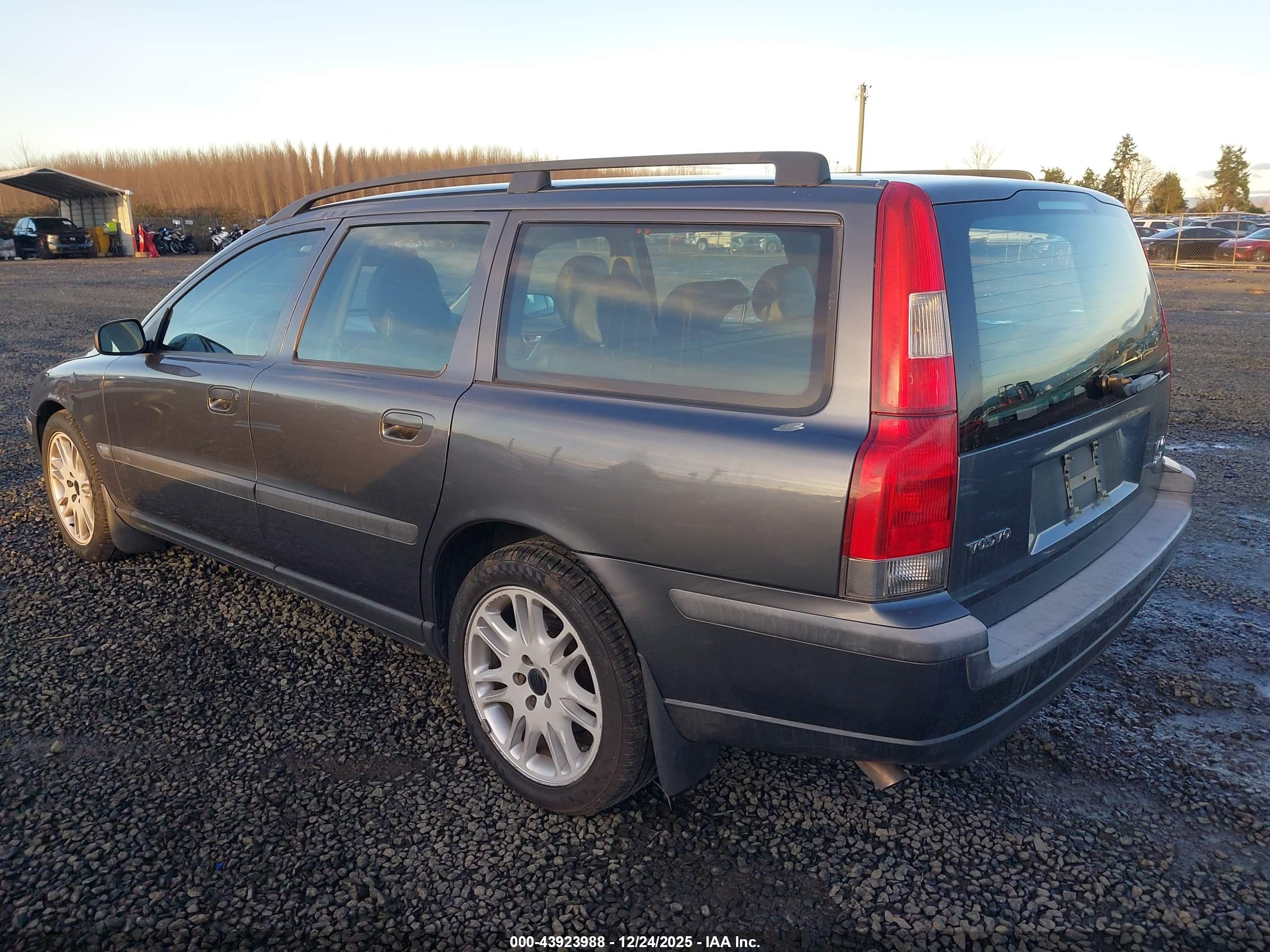 VOLVO V70 image 3
