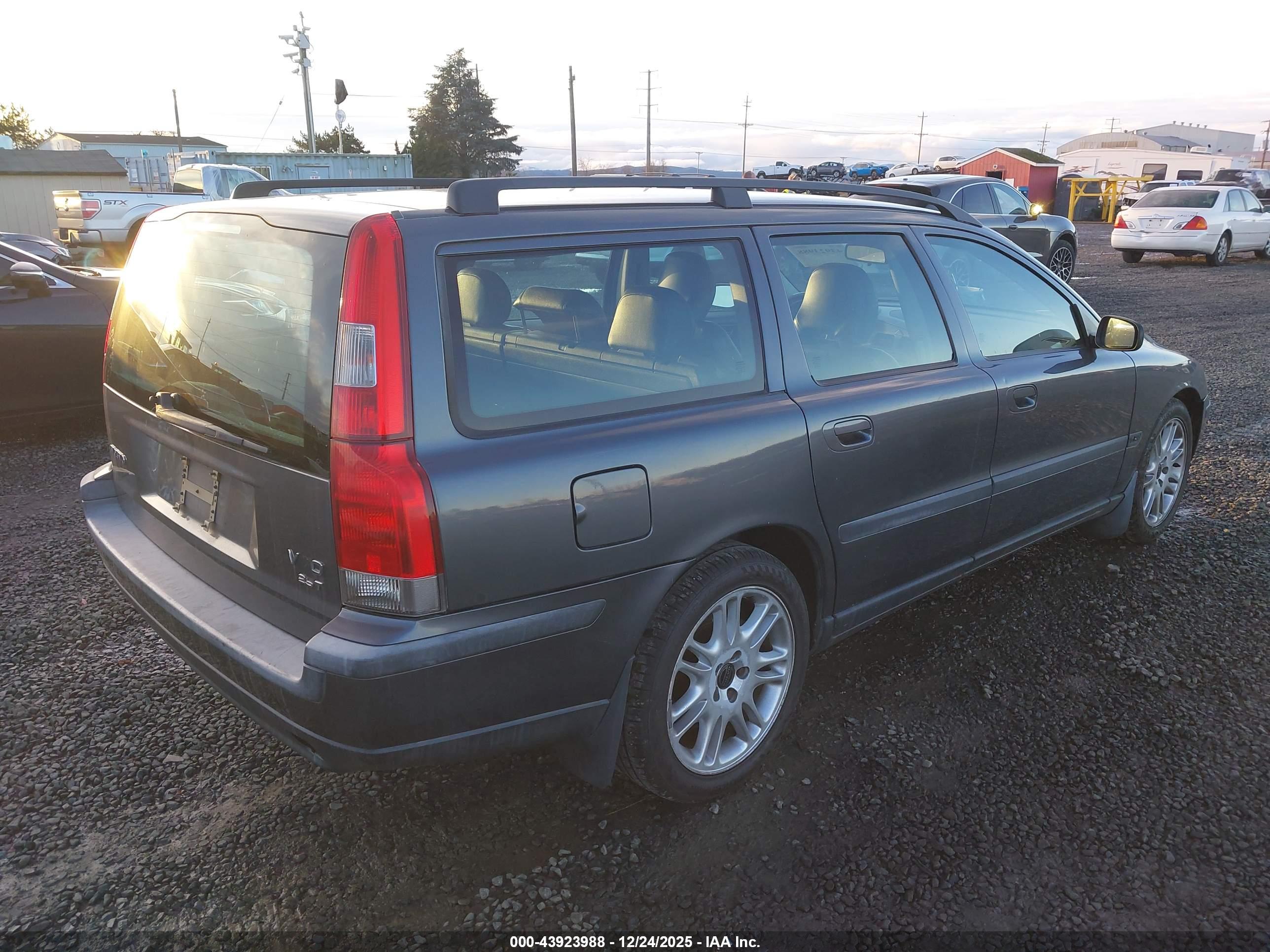 VOLVO V70 image 4