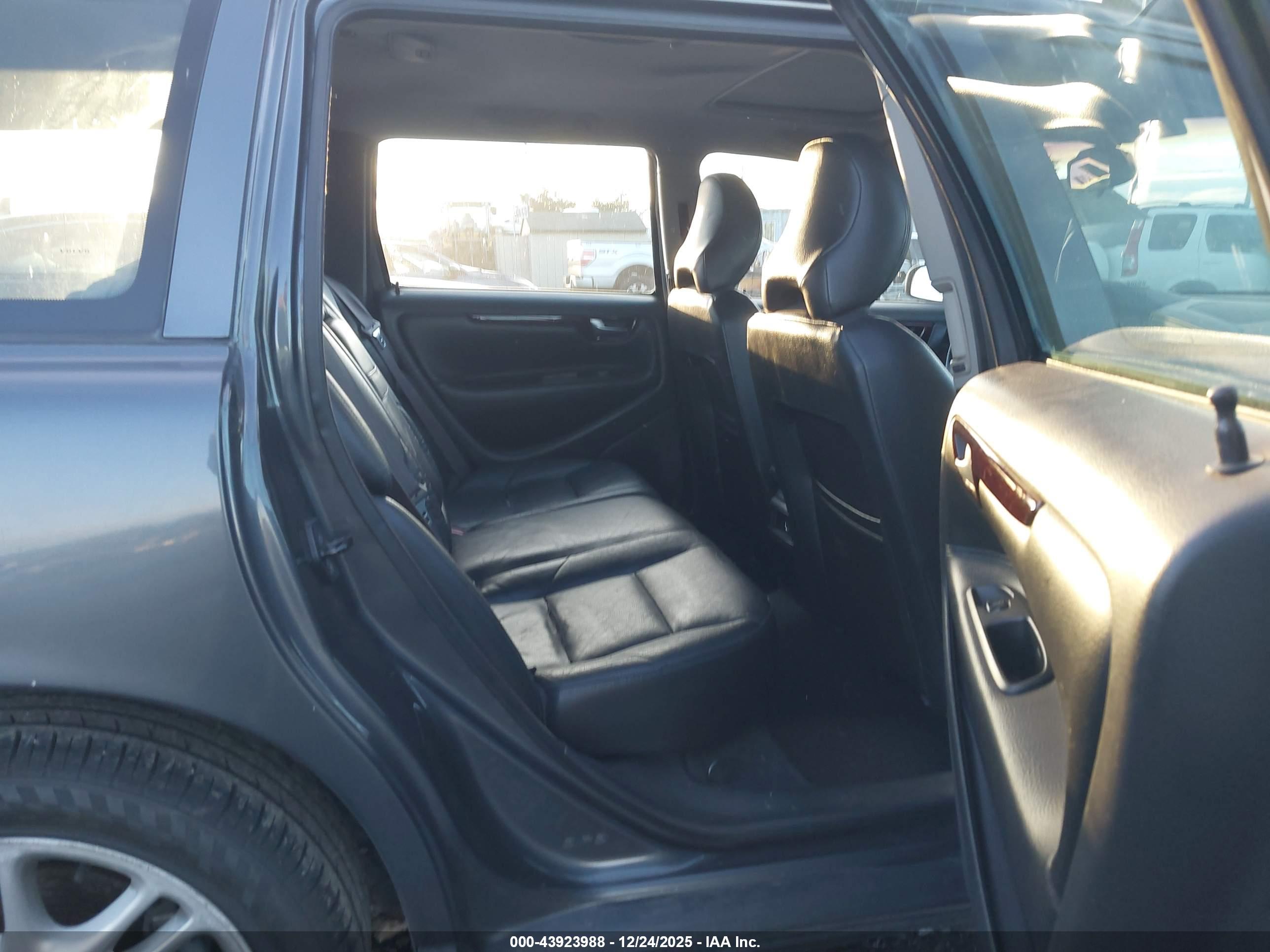 VOLVO V70 image 8