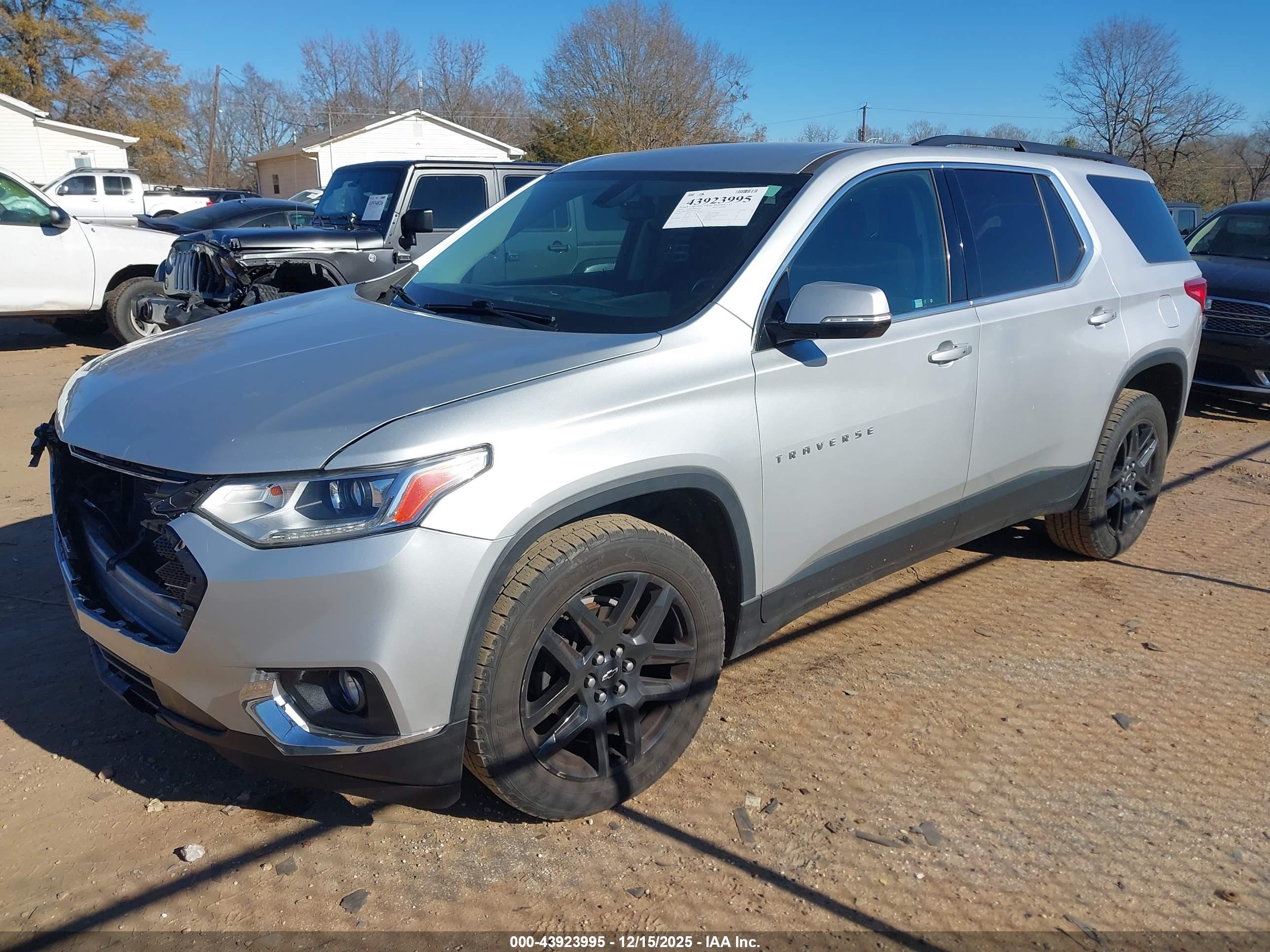 CHEVROLET TRAVERSE image 2