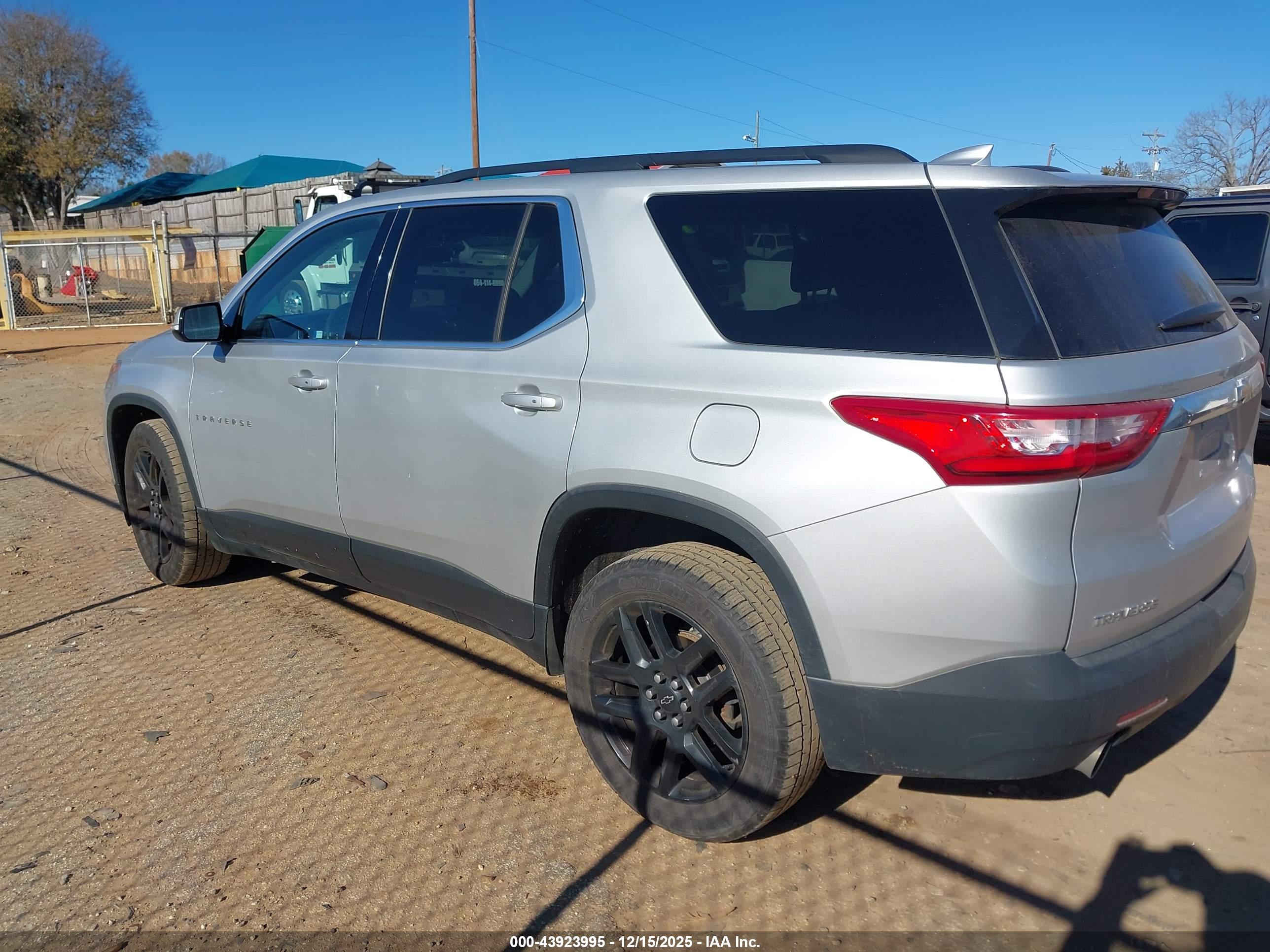 CHEVROLET TRAVERSE image 3